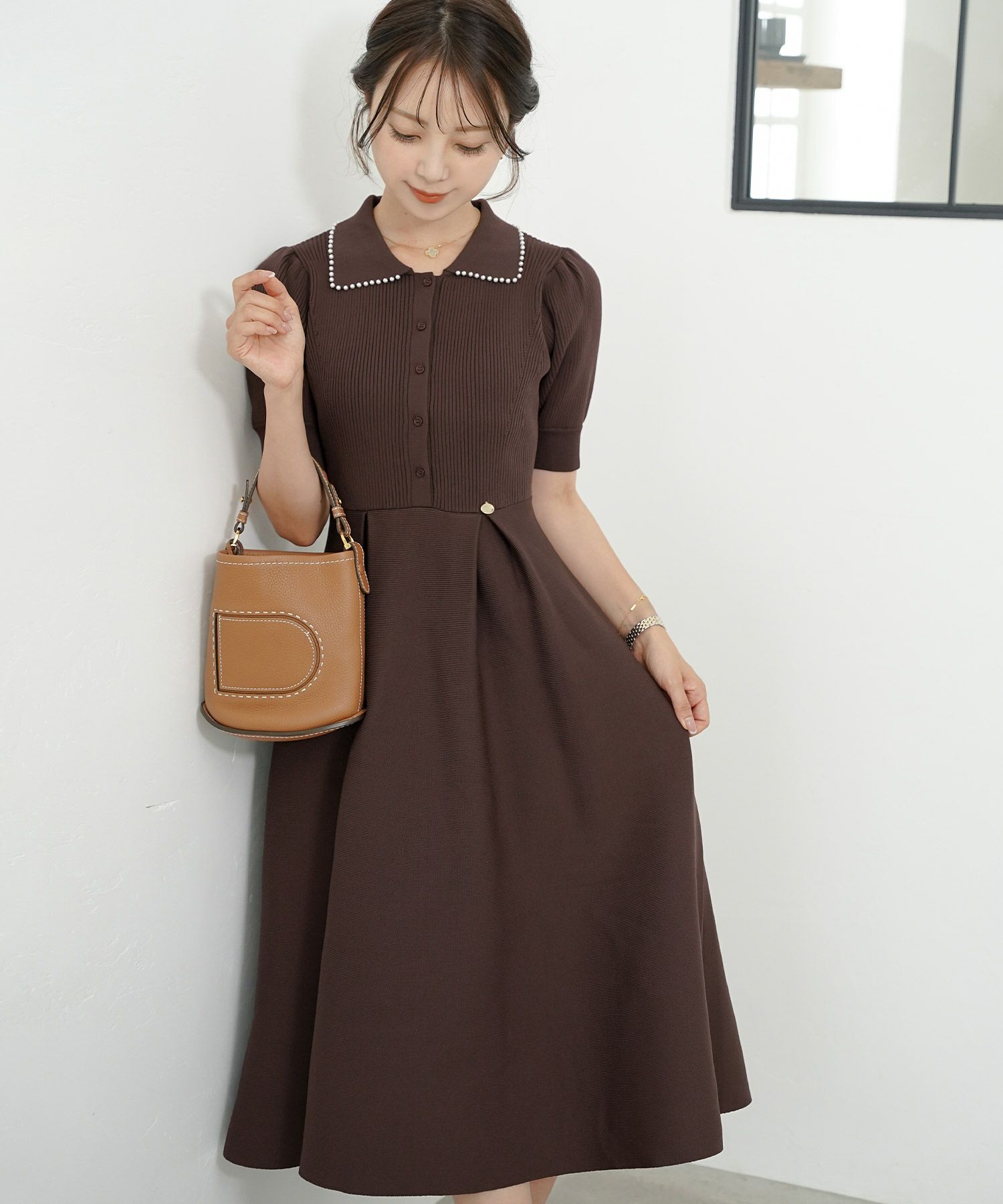レディース/ワンピース/ニットワンピース/ニット/襟/パール/パールトリム/リブ編み/ロング/ミモレ/フレアシルエット/タック/前あき/ブルーグレー/ラベンダー/ピンクベージュ/ネイビー/上品/エレガント/フェミニン/大人/ヒット/リニューアル/半袖/新色/ブラウン