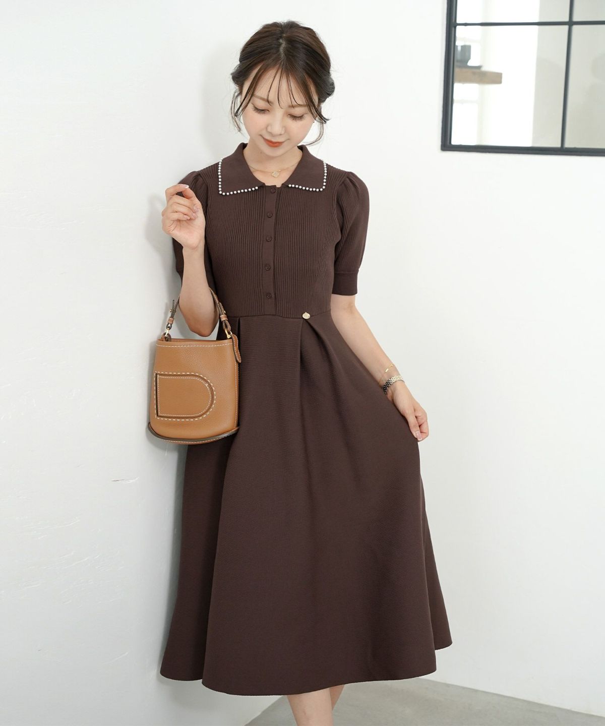 レディース/ワンピース/ニットワンピース/ニット/襟/パール/パールトリム/リブ編み/ロング/ミモレ/フレアシルエット/タック/前あき/ブルーグレー/ラベンダー/ピンクベージュ/ネイビー/上品/エレガント/フェミニン/大人/ヒット/リニューアル/半袖/新色/ブラウン