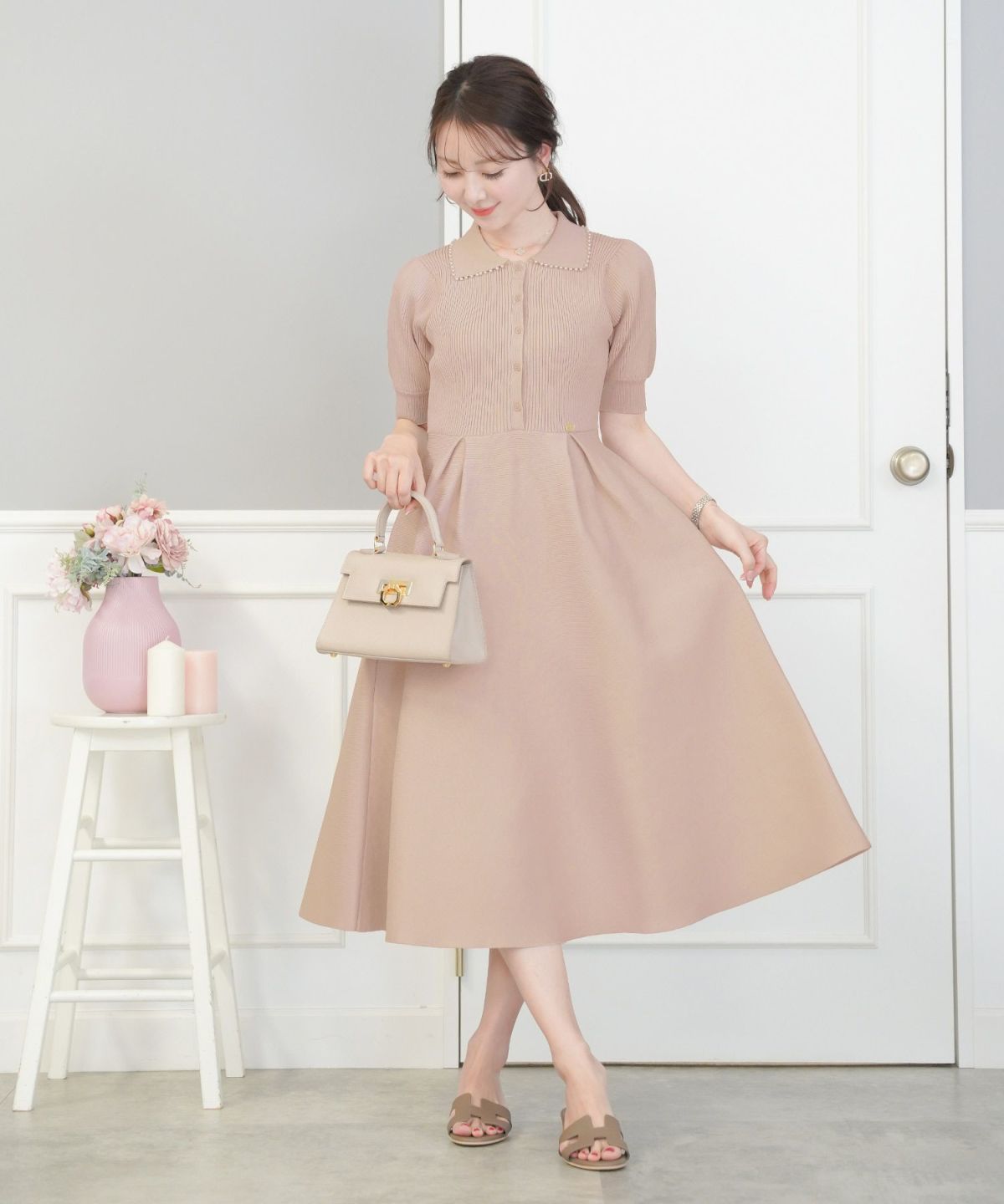 レディース/ワンピース/ニットワンピース/ニット/襟/パール/パールトリム/リブ編み/ロング/ミモレ/フレアシルエット/タック/前あき/ブルーグレー/ラベンダー/ピンクベージュ/ネイビー/上品/エレガント/フェミニン/大人/ヒット/リニューアル/半袖/新色/ブラウン