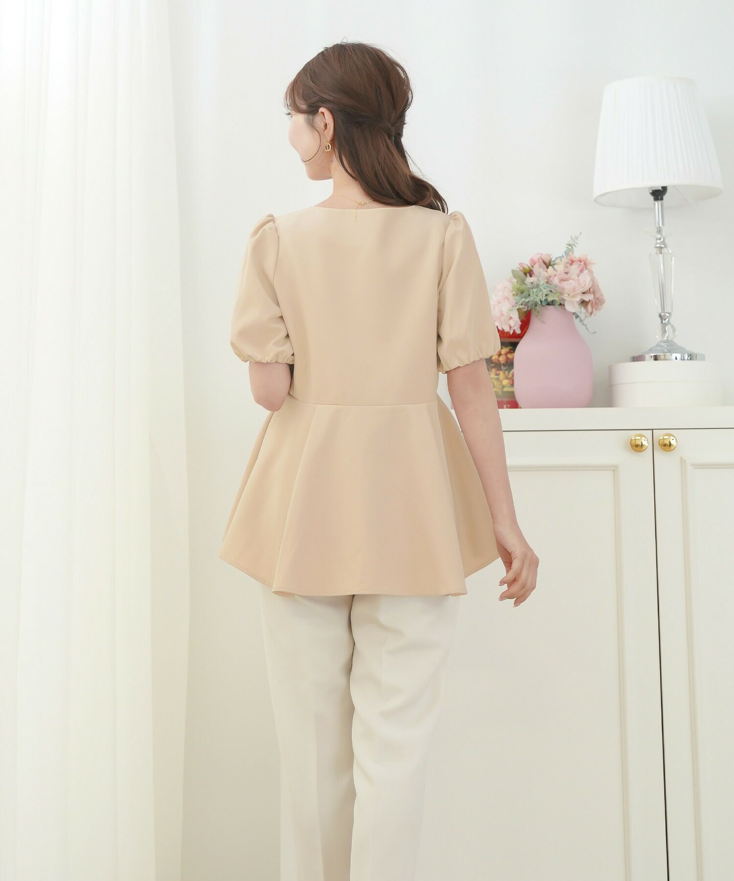 レディース/トップス/ブラウス/フロントファスナー/ハートネック/半袖/袖ゴム/ペプラムシルエット/パネルライン/体型カバー/袖口ゴム/授乳/ママ/フレアシルエット/イエロー/バターイエロー/ピンクベージュ/ブラック/上品/エレガント/フェミニン/シンプル/