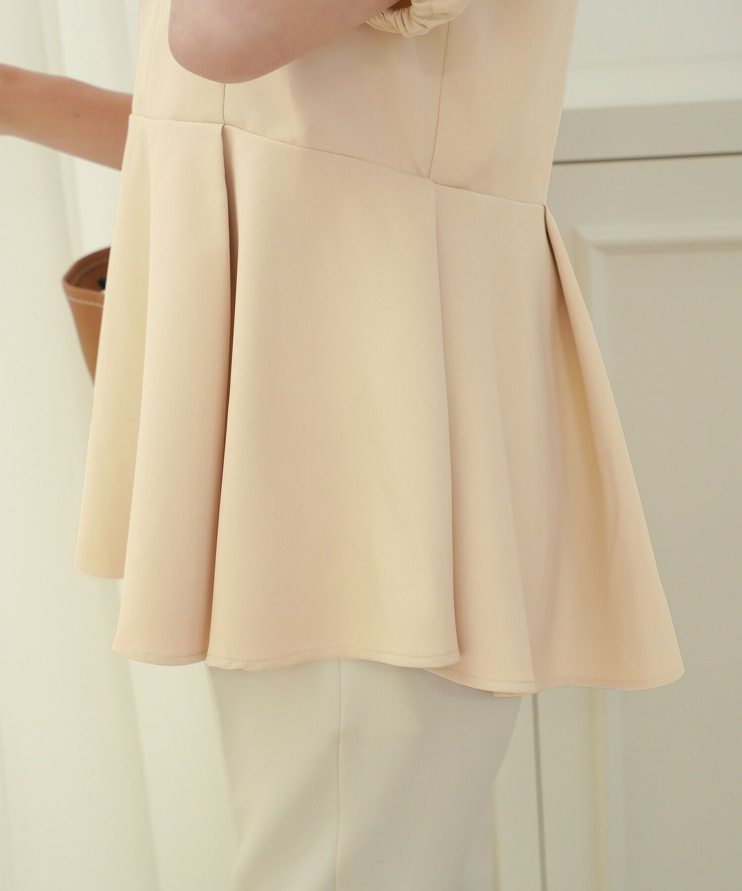 レディース/トップス/ブラウス/フロントファスナー/ハートネック/半袖/袖ゴム/ペプラムシルエット/パネルライン/体型カバー/袖口ゴム/授乳/ママ/フレアシルエット/イエロー/バターイエロー/ピンクベージュ/ブラック/上品/エレガント/フェミニン/シンプル/