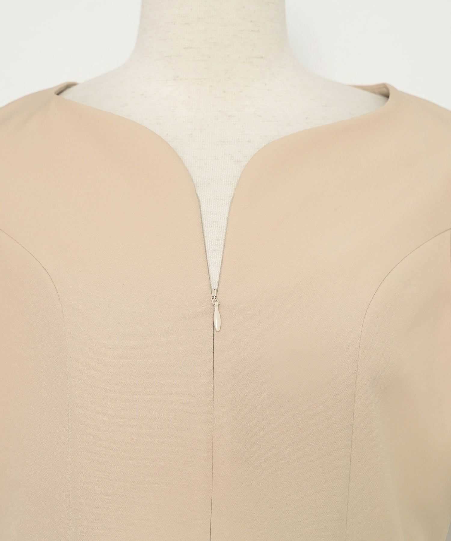 レディース/トップス/ブラウス/フロントファスナー/ハートネック/半袖/袖ゴム/ペプラムシルエット/パネルライン/体型カバー/袖口ゴム/授乳/ママ/フレアシルエット/イエロー/バターイエロー/ピンクベージュ/ブラック/上品/エレガント/フェミニン/シンプル/