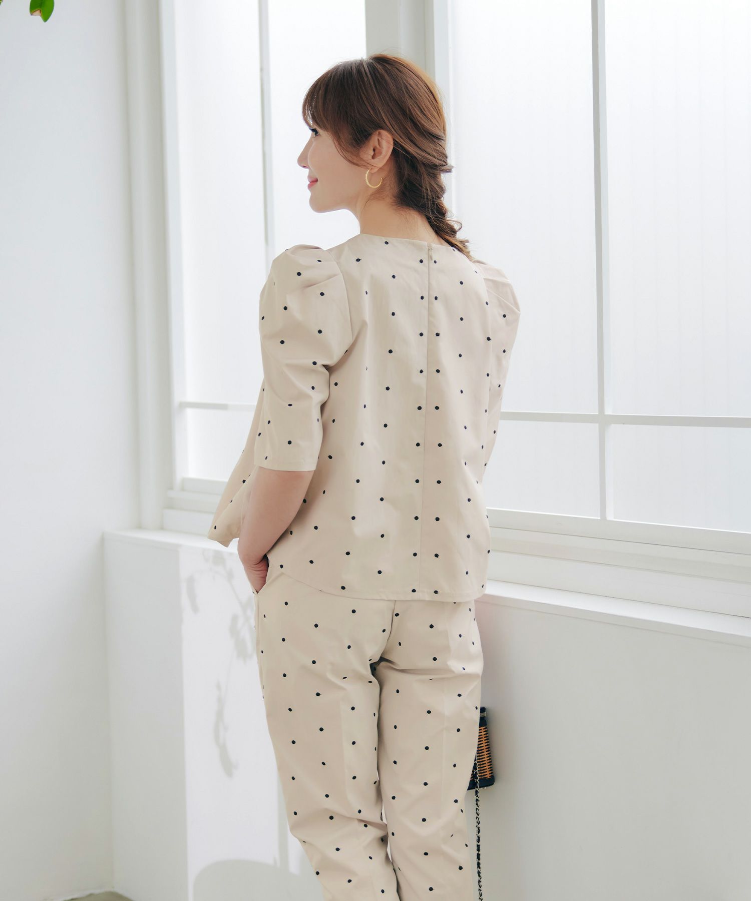手洗い可セットアップ対応可水玉かわいい上品きれいめ大人カジュアルオフィスフォーマルフェミニンパフスリーブスリットジョイントスペース