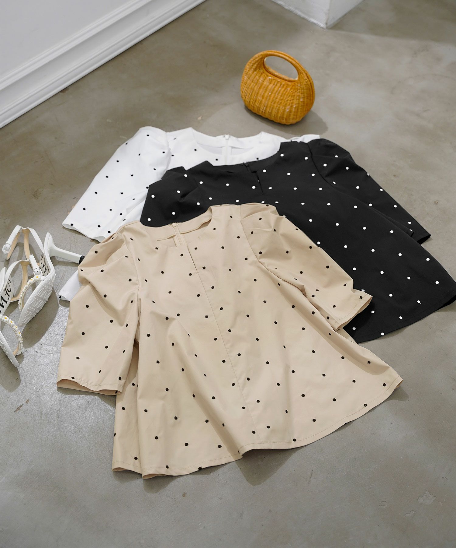 手洗い可セットアップ対応可水玉かわいい上品きれいめ大人カジュアルオフィスフォーマルフェミニンパフスリーブスリットジョイントスペース