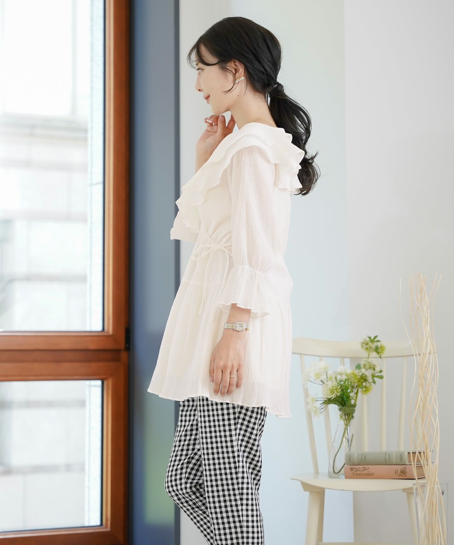 レディース/ブラウス/トップス/チュニック/ラッフルカラー/フリル/ドロスト/ドローストリング/リボン/半袖/7分袖/ゴム口/スタイルアップ/絞れる/Vネック/春/夏/秋/エレガント/フェミニン/上品/カジュアル/大人/ピンクベージュ/ラベンダー/ホワイト