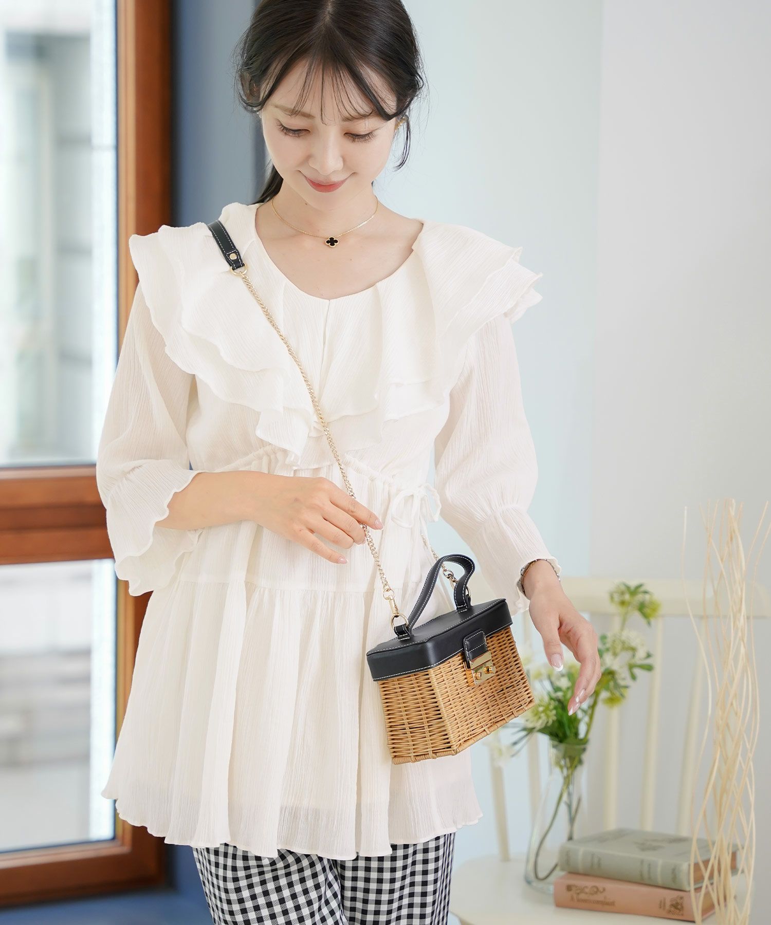 レディース/ブラウス/トップス/チュニック/ラッフルカラー/フリル/ドロスト/ドローストリング/リボン/半袖/7分袖/ゴム口/スタイルアップ/絞れる/Vネック/春/夏/秋/エレガント/フェミニン/上品/カジュアル/大人/ピンクベージュ/ラベンダー/ホワイト