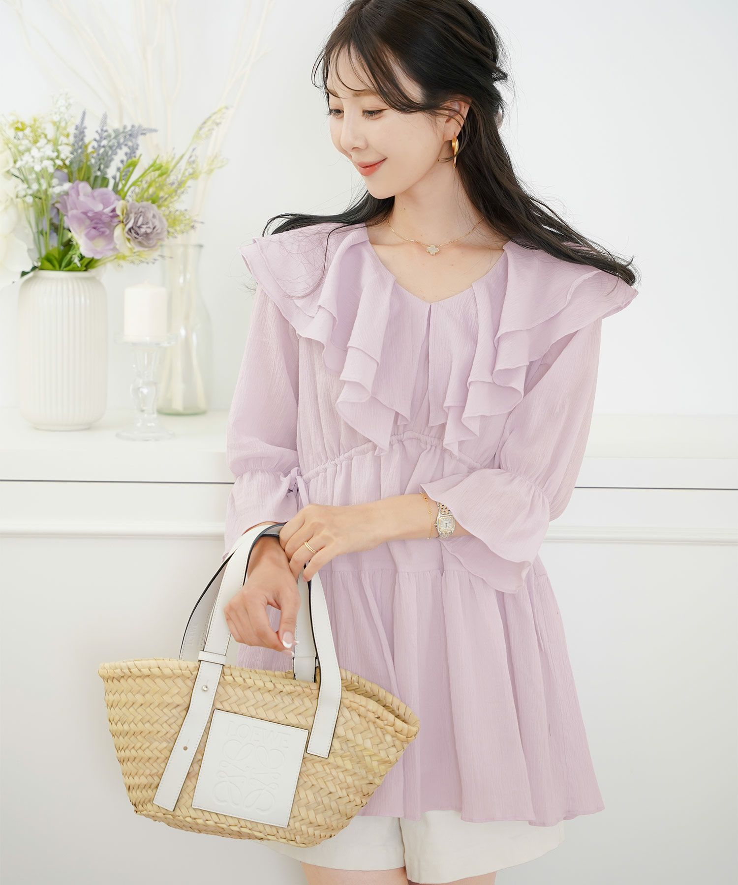 レディース/ブラウス/トップス/チュニック/ラッフルカラー/フリル/ドロスト/ドローストリング/リボン/半袖/7分袖/ゴム口/スタイルアップ/絞れる/Vネック/春/夏/秋/エレガント/フェミニン/上品/カジュアル/大人/ピンクベージュ/ラベンダー/ホワイト