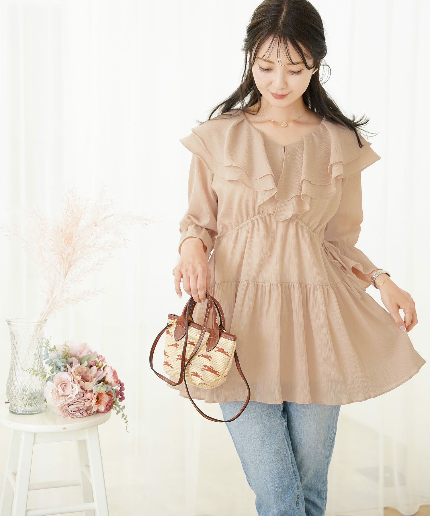 レディース/ブラウス/トップス/チュニック/ラッフルカラー/フリル/ドロスト/ドローストリング/リボン/半袖/7分袖/ゴム口/スタイルアップ/絞れる/Vネック/春/夏/秋/エレガント/フェミニン/上品/カジュアル/大人/ピンクベージュ/ラベンダー/ホワイト