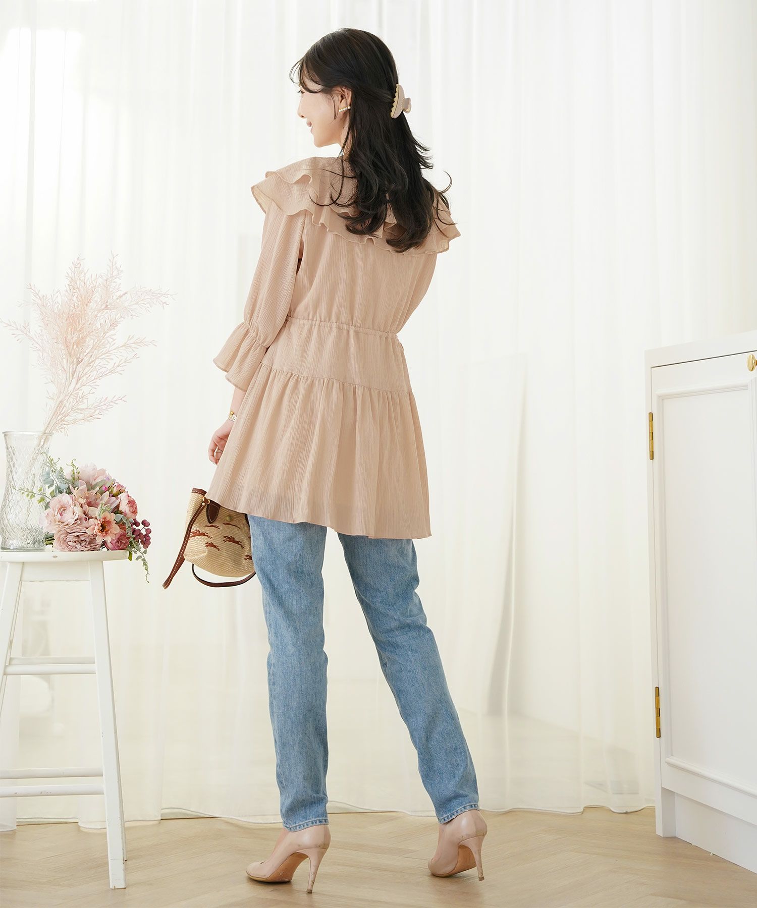 レディース/ブラウス/トップス/チュニック/ラッフルカラー/フリル/ドロスト/ドローストリング/リボン/半袖/7分袖/ゴム口/スタイルアップ/絞れる/Vネック/春/夏/秋/エレガント/フェミニン/上品/カジュアル/大人/ピンクベージュ/ラベンダー/ホワイト