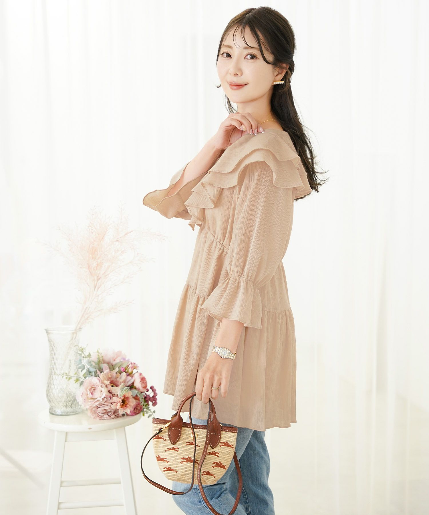 レディース/ブラウス/トップス/チュニック/ラッフルカラー/フリル/ドロスト/ドローストリング/リボン/半袖/7分袖/ゴム口/スタイルアップ/絞れる/Vネック/春/夏/秋/エレガント/フェミニン/上品/カジュアル/大人/ピンクベージュ/ラベンダー/ホワイト