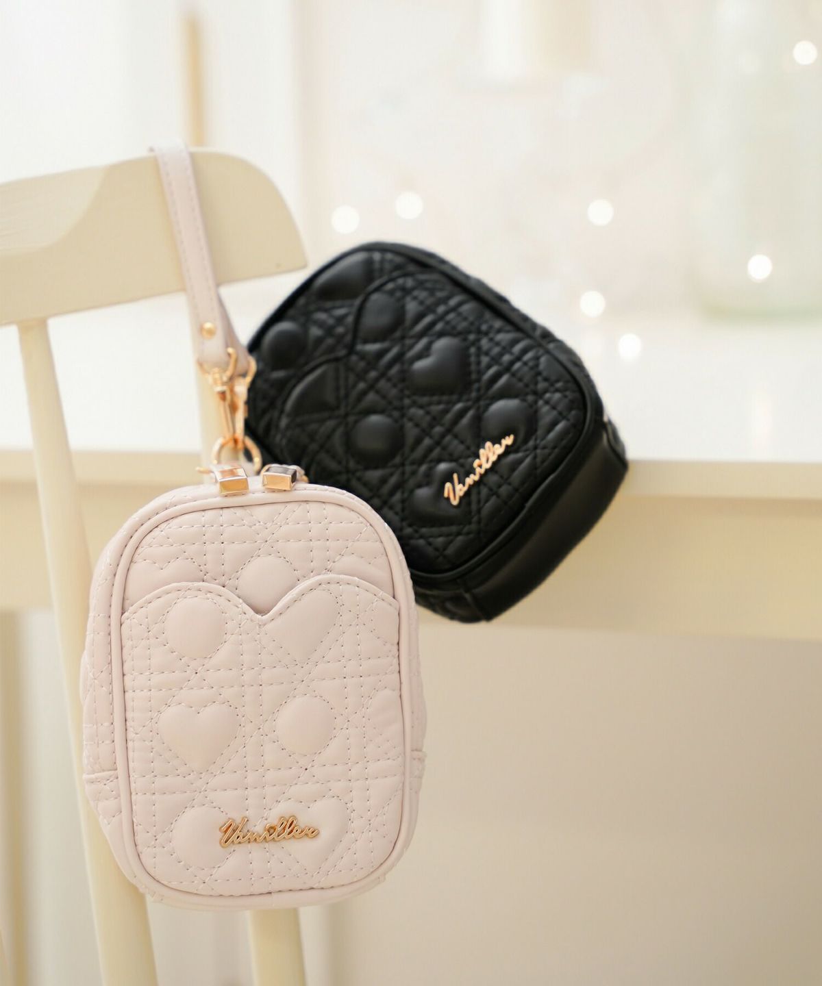 レディース/小物/ポーチ/グッズ/ケース/ティッシュ/ティッシュポケット/ミニ/小さい/ハートキルティング/人気/ヒット/シリーズ/ゴムバンド/ファスナー/吊り下げ/引っ掛け/ストロベリーミルク/ブラック/ピンク/エチケットポーチ/サニタリーポーチ