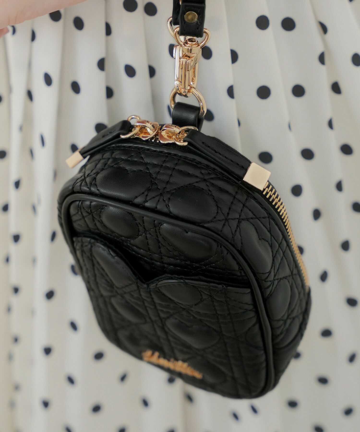 レディース/小物/ポーチ/グッズ/ケース/ティッシュ/ティッシュポケット/ミニ/小さい/ハートキルティング/人気/ヒット/シリーズ/ゴムバンド/ファスナー/吊り下げ/引っ掛け/ストロベリーミルク/ブラック/ピンク/エチケットポーチ/サニタリーポーチ