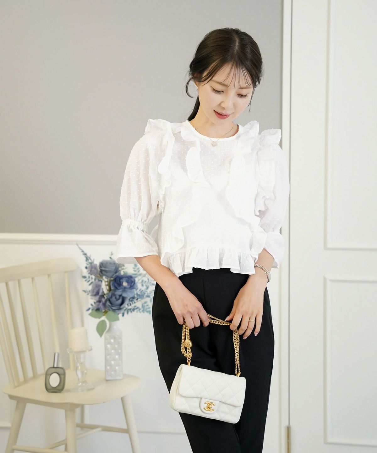 レディース/トップス/ブラウス/ショート丈/コンパクト丈/ドビー/ドット/表面変化/袖口ゴム/半袖/5分袖/二の腕カバー/ハイウエスト/フリル/涙あき/クルーネック/ホワイト/ブラック/カジュアル/エレガント/フェミニン/可愛い