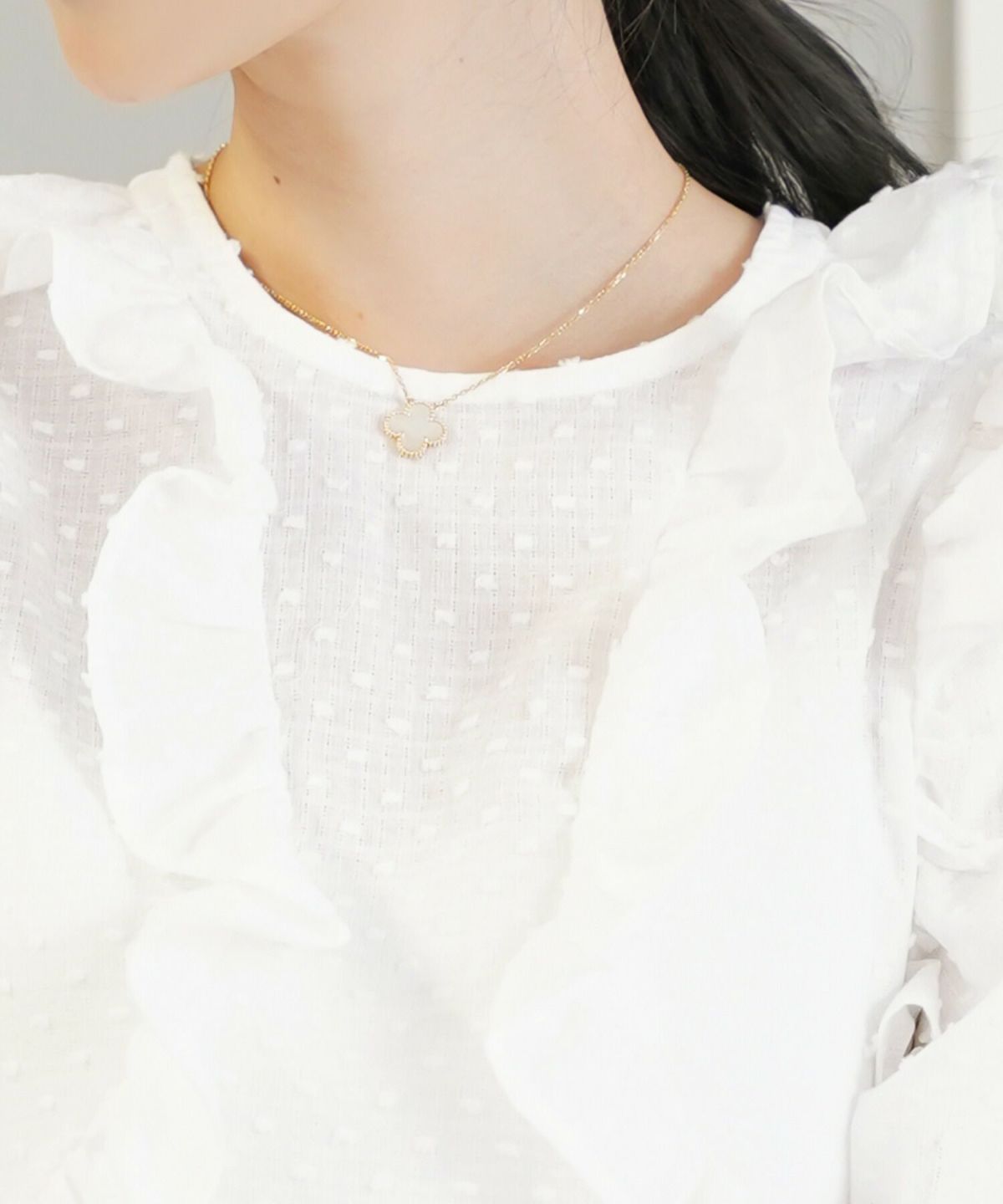 レディース/トップス/ブラウス/ショート丈/コンパクト丈/ドビー/ドット/表面変化/袖口ゴム/半袖/5分袖/二の腕カバー/ハイウエスト/フリル/涙あき/クルーネック/ホワイト/ブラック/カジュアル/エレガント/フェミニン/可愛い