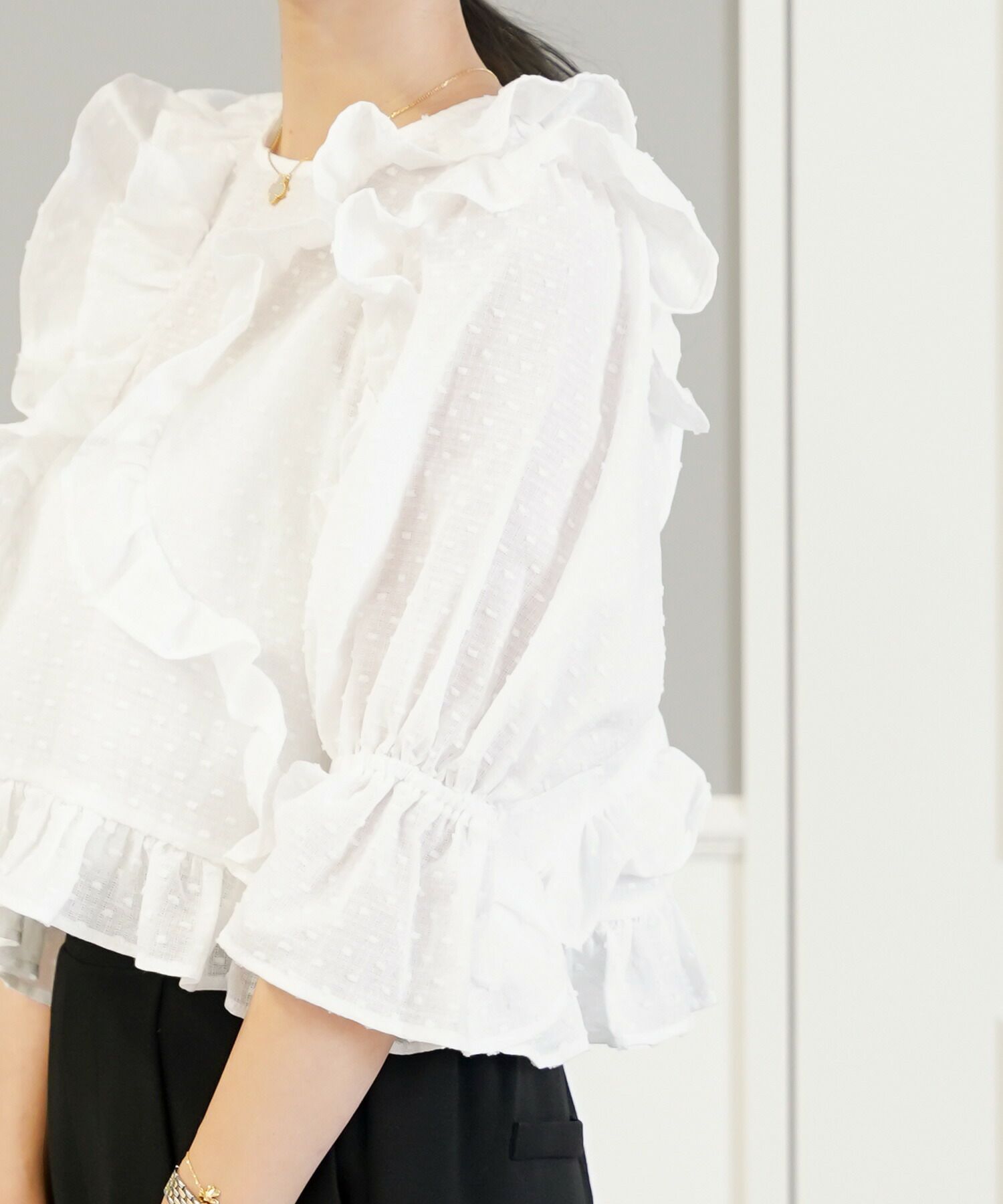 レディース/トップス/ブラウス/ショート丈/コンパクト丈/ドビー/ドット/表面変化/袖口ゴム/半袖/5分袖/二の腕カバー/ハイウエスト/フリル/涙あき/クルーネック/ホワイト/ブラック/カジュアル/エレガント/フェミニン/可愛い