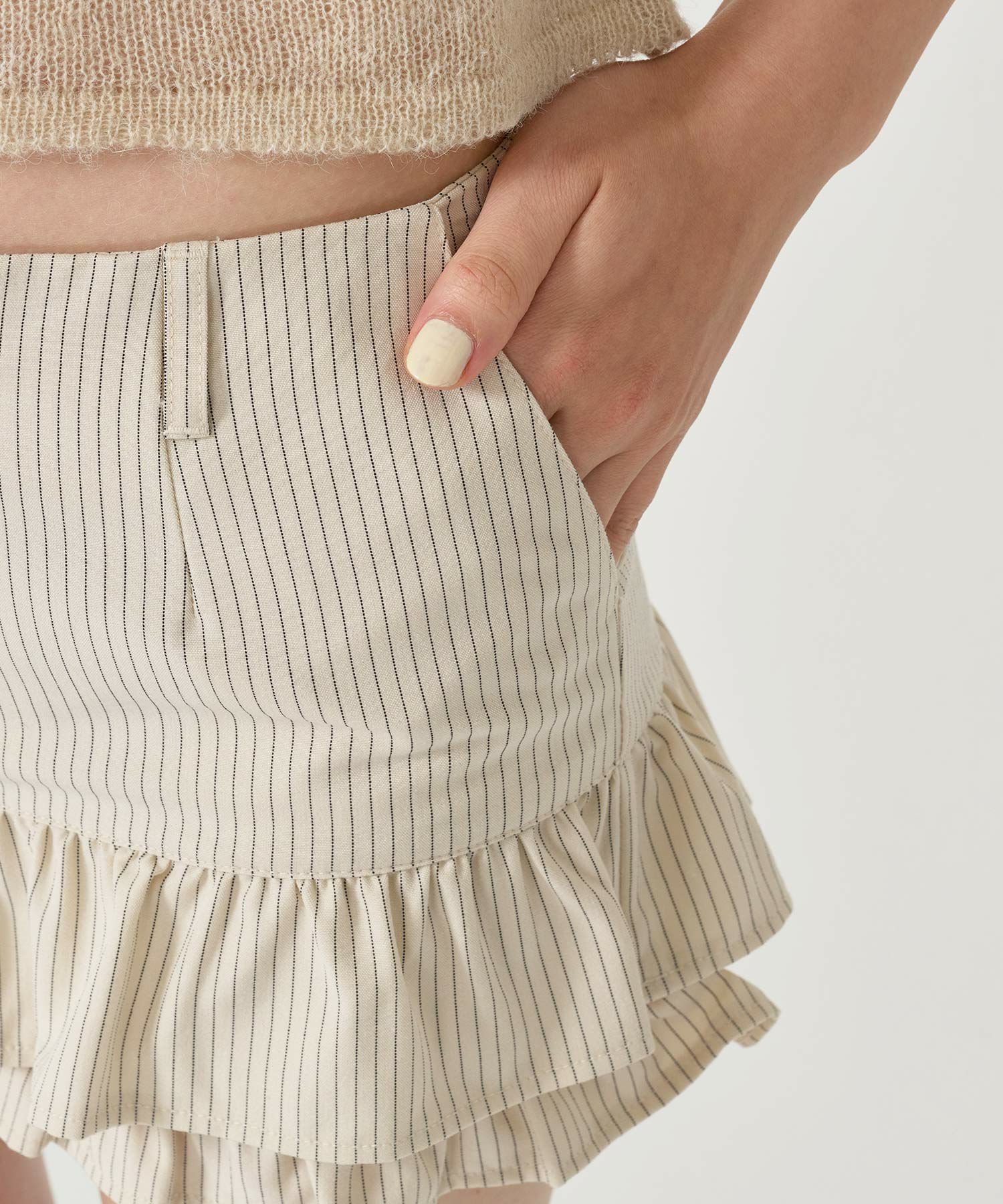 ピンストライプ☆ティアードショートパンツ　ブラック ピンストライプ ティアード ショートパンツ TINA：JOJUN 全2色｜tnj731