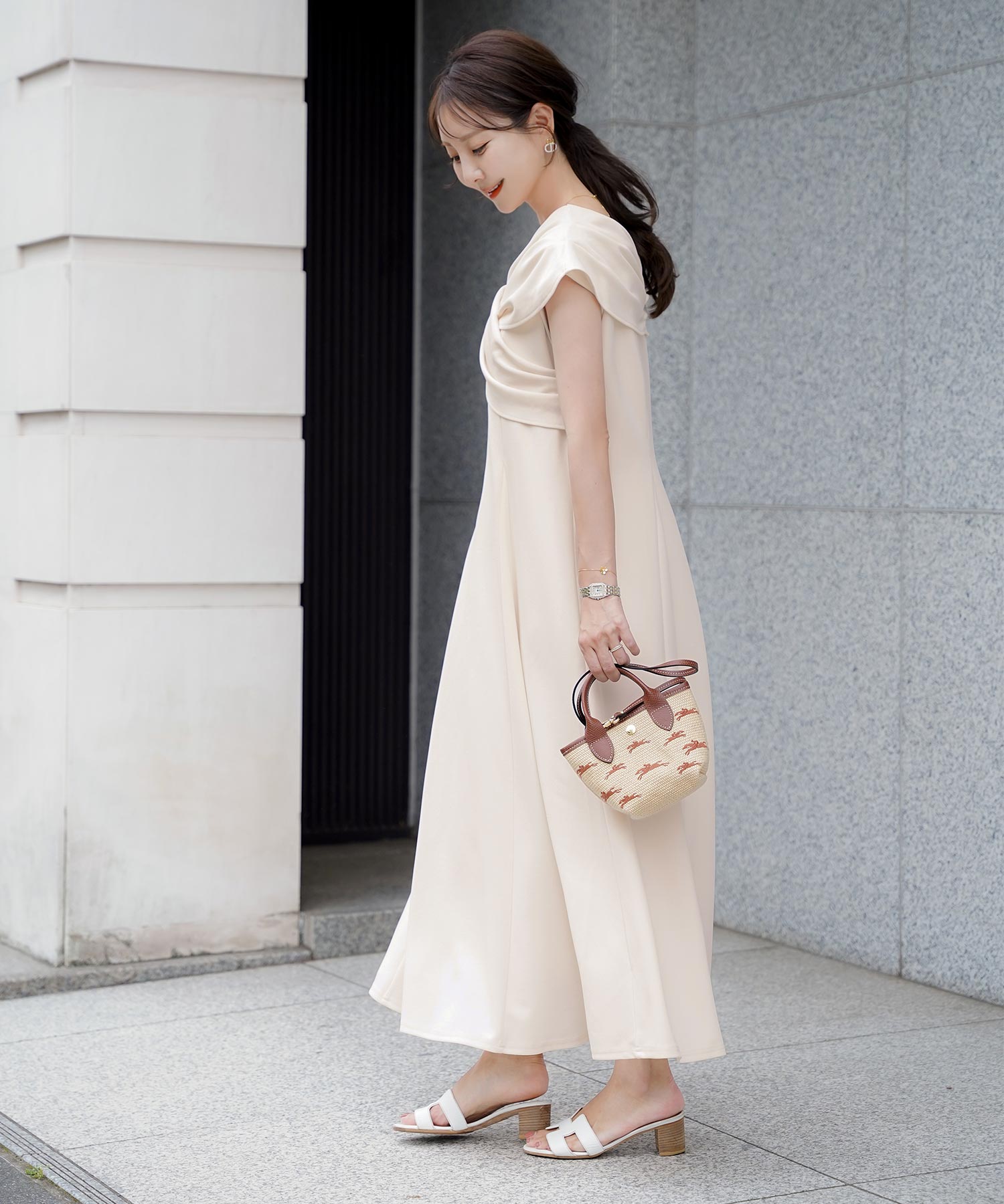 レディースワンピースロング丈リラックス伸縮ノースリーブオフショル風ツイストリボンエレガントフェミニン上品大人カジュアルアイボリーブラックブラウン