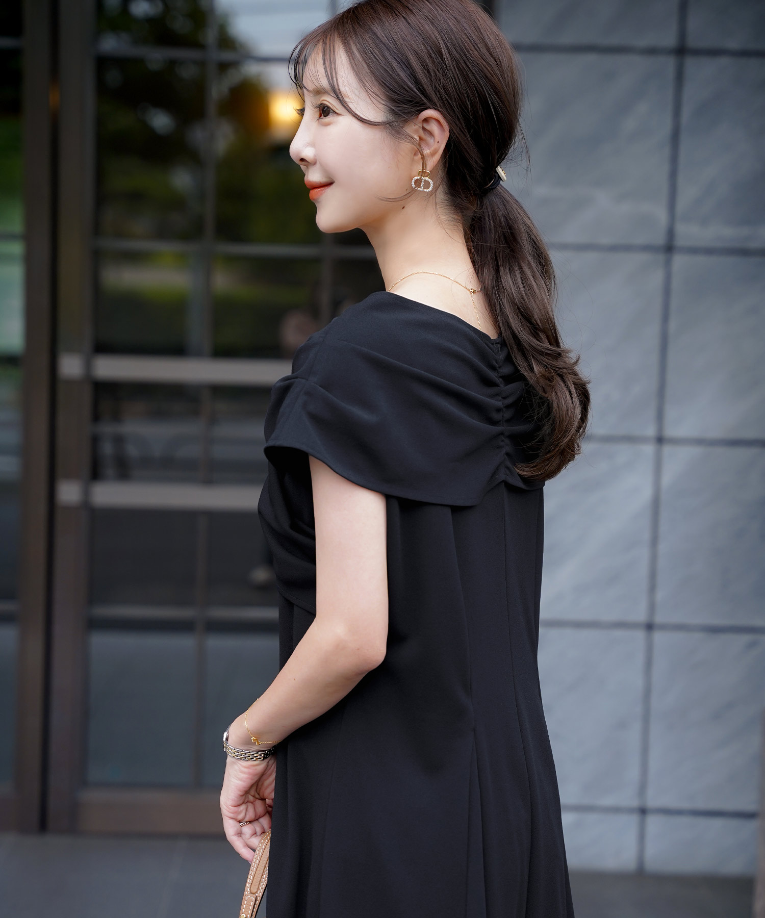 レディースワンピースロング丈リラックス伸縮ノースリーブオフショル風ツイストリボンエレガントフェミニン上品大人カジュアルアイボリーブラックブラウン