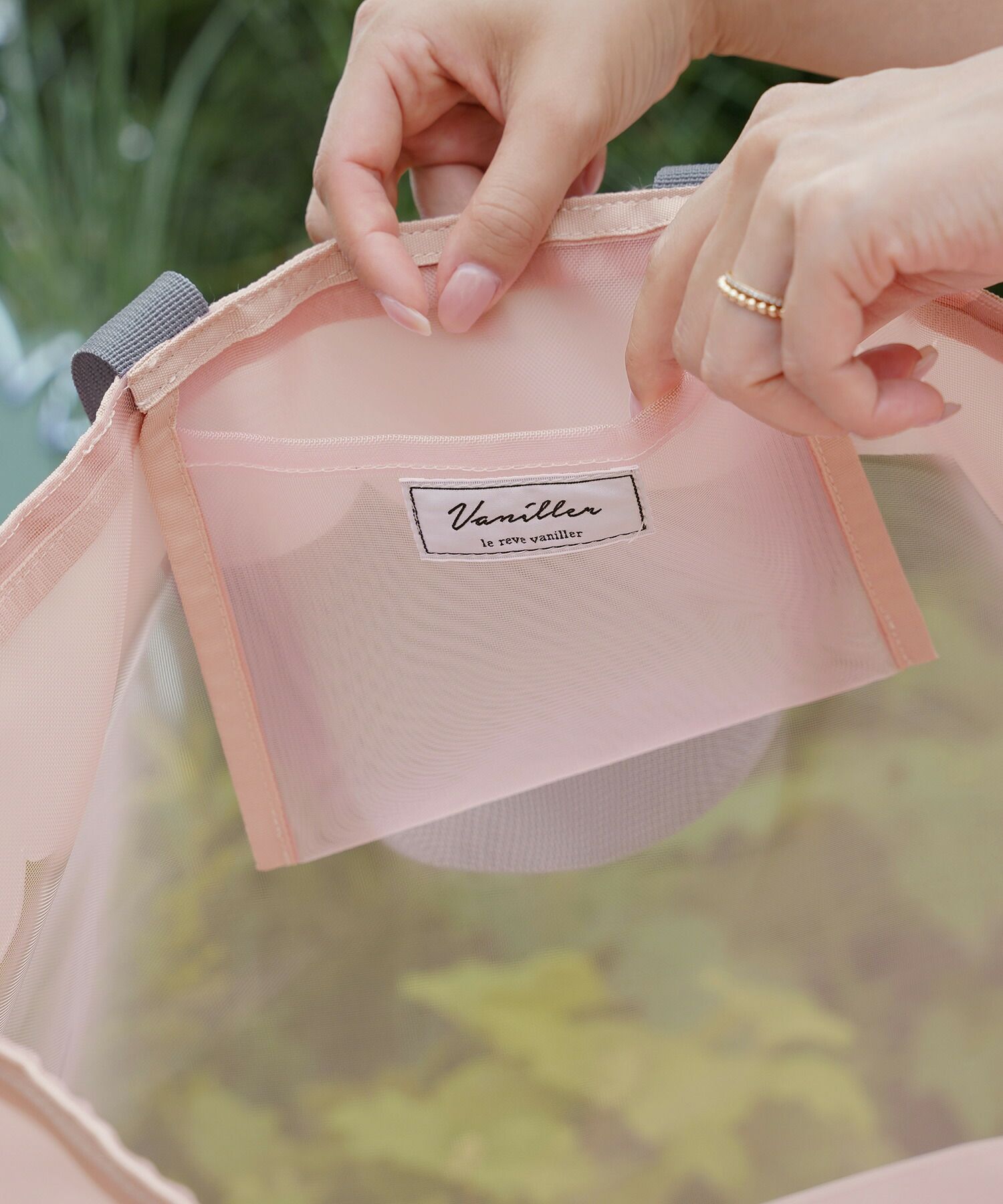 レディースファッションエレガントフェミニンメッシュバッグトートバッグスカラップロゴプリントオリジナルかわいいオフホワイトピンク軽量大容量透けPVC