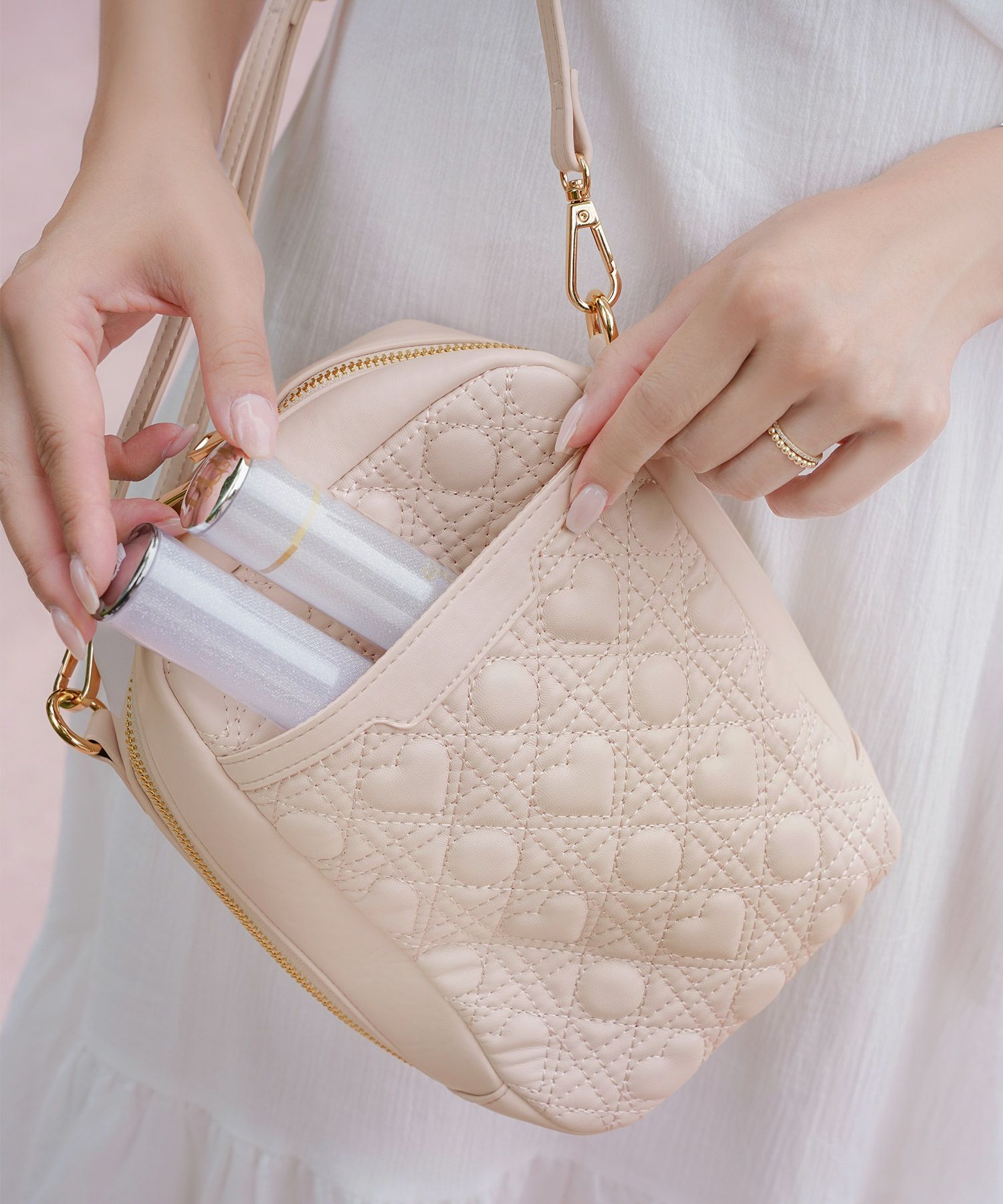 レディースバッグサブバッグポーチ縦長ペンラ入れ大容量ライブ遠征小物入れかわいいハートキルティングフェミニンエレガントキュート