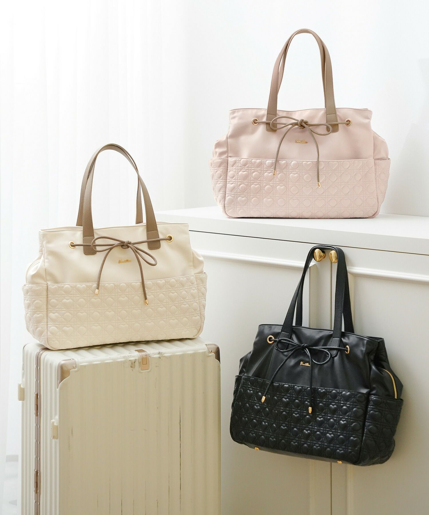 バッグ/トート/旅行/トラベル/撥水/ナイロン/マザーズバッグ/通勤/通学/A4/多機能/コードホール/アイボリー/ピンク/ストロベリーミルク/ブラック/バイカラー/配色/リボン/レザー/ゴールド/ファスナー/キャリー/ママバッグ/ピンク/新色/ヒット/人気/帰省/おしゃれ