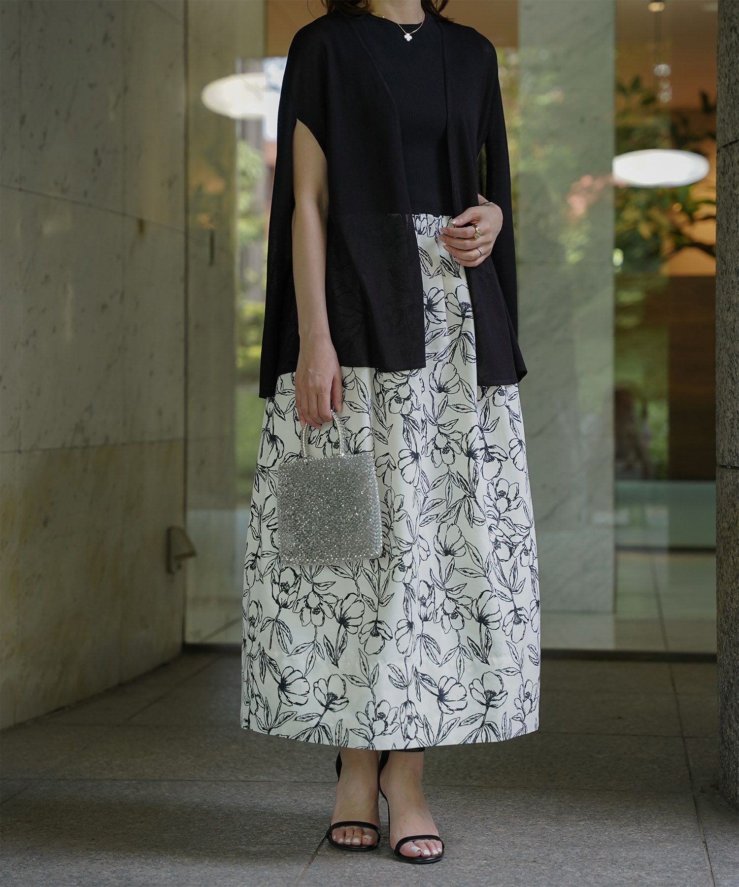 ケープ ニット カーディガン HUIT ホワイト/ベージュ/ブラック レディース シアー 薄手 ラメ オフィス 冷房対策 きれいめ 洗える