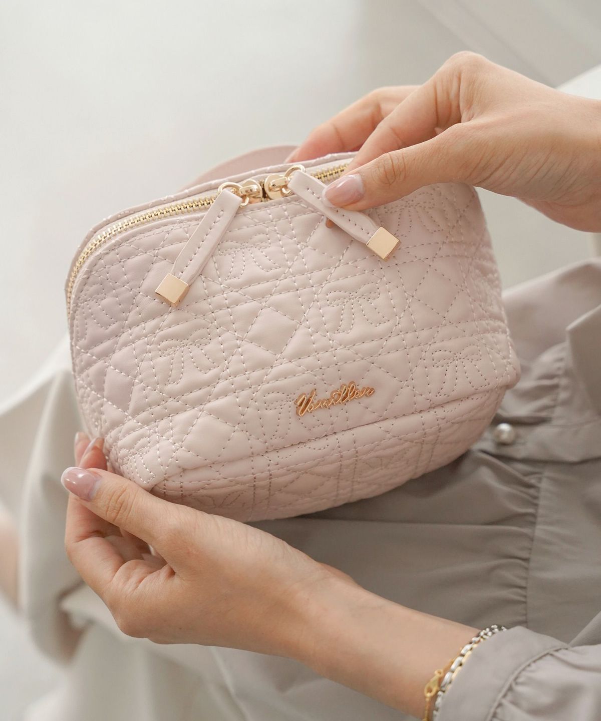 レディース雑貨ポーチ収納コスメ化粧品バニティサニタリーリボンキルティング小物グッズ旅行オシャレかわいいピンクブラックオールシーズンレザー合皮