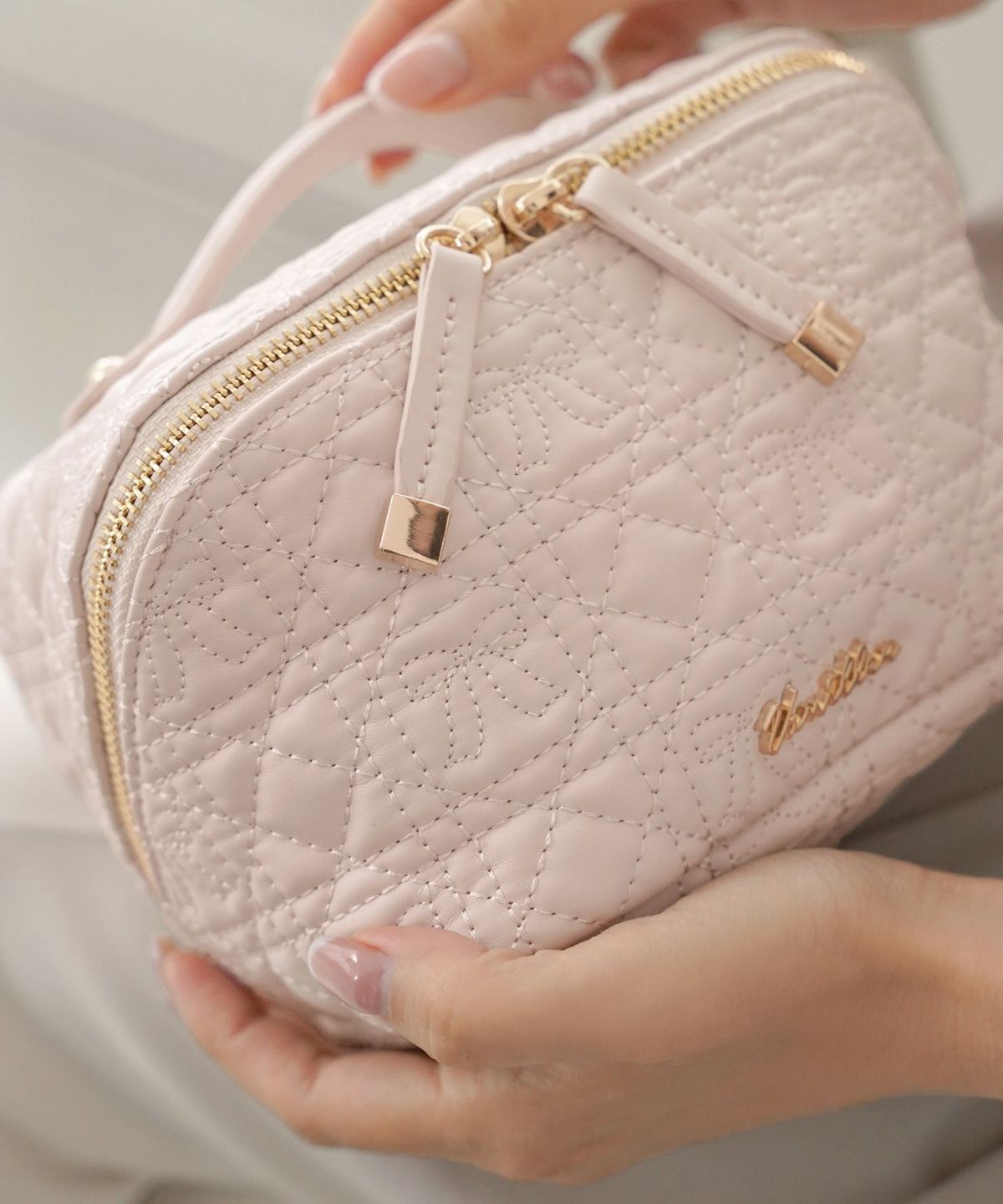 レディース雑貨ポーチ収納コスメ化粧品バニティサニタリーリボンキルティング小物グッズ旅行オシャレかわいいピンクブラックオールシーズンレザー合皮