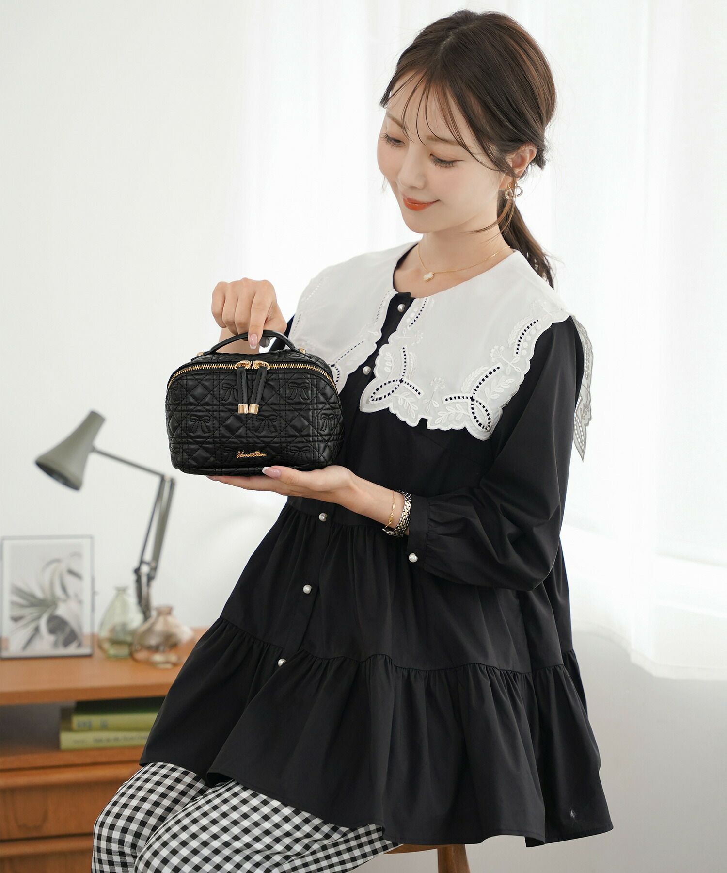 レディース雑貨ポーチ収納コスメ化粧品バニティサニタリーリボンキルティング小物グッズ旅行オシャレかわいいピンクブラックオールシーズンレザー合皮