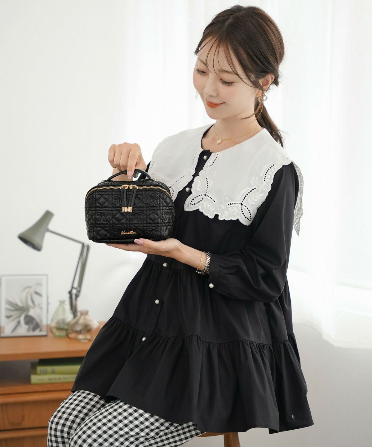 レディース雑貨ポーチ収納コスメ化粧品バニティサニタリーリボンキルティング小物グッズ旅行オシャレかわいいピンクブラックオールシーズンレザー合皮