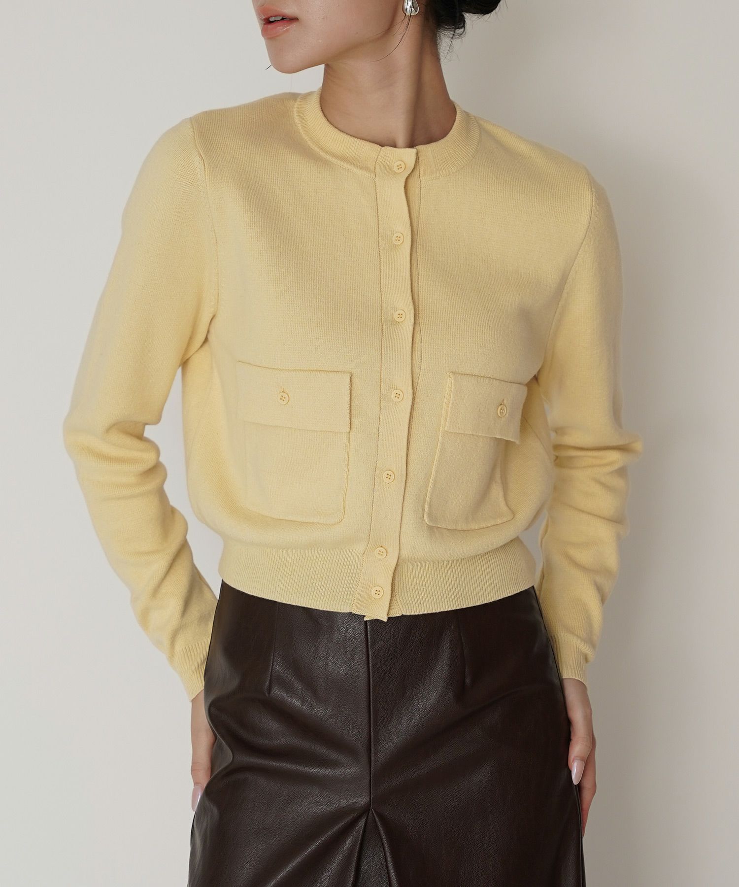 ニットトップス コンパクトカーデ ショート丈 ブランドロゴ付き タイトトップス 韓国風 綺麗め 細見え カジュアル KINO THE KEI