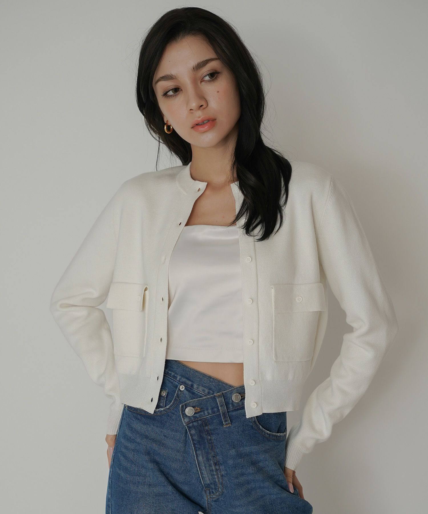 ニットトップス コンパクトカーデ ショート丈 ブランドロゴ付き タイトトップス 韓国風 綺麗め 細見え カジュアル KINO THE KEI