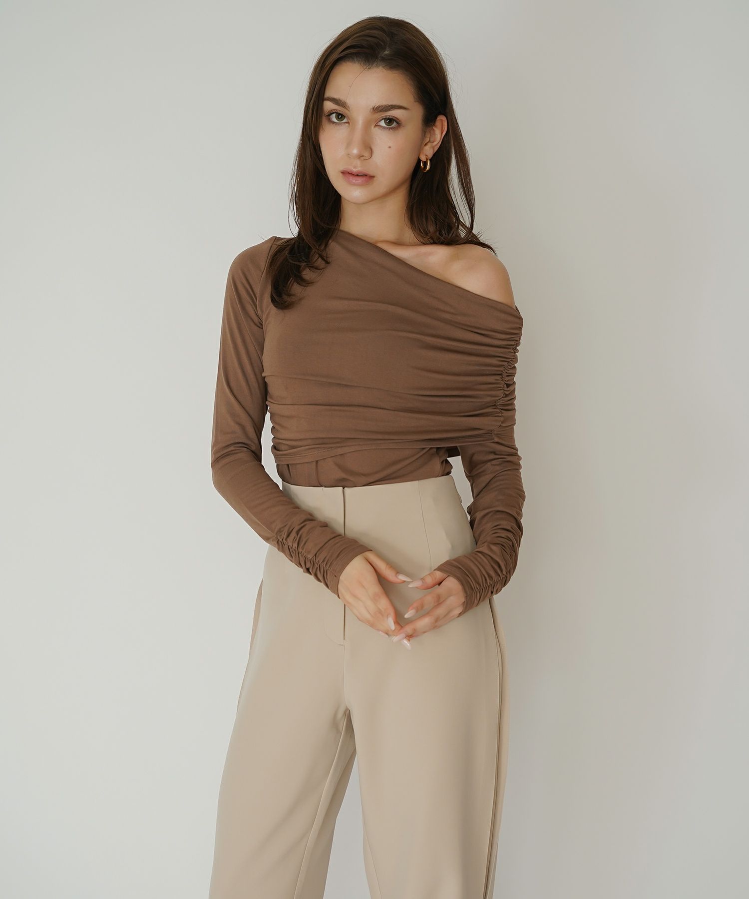 ワンショル オフショル ドレープ お仕事 オフィス アシンメトリー ロンT タイトTシャツ KINO THE KEI