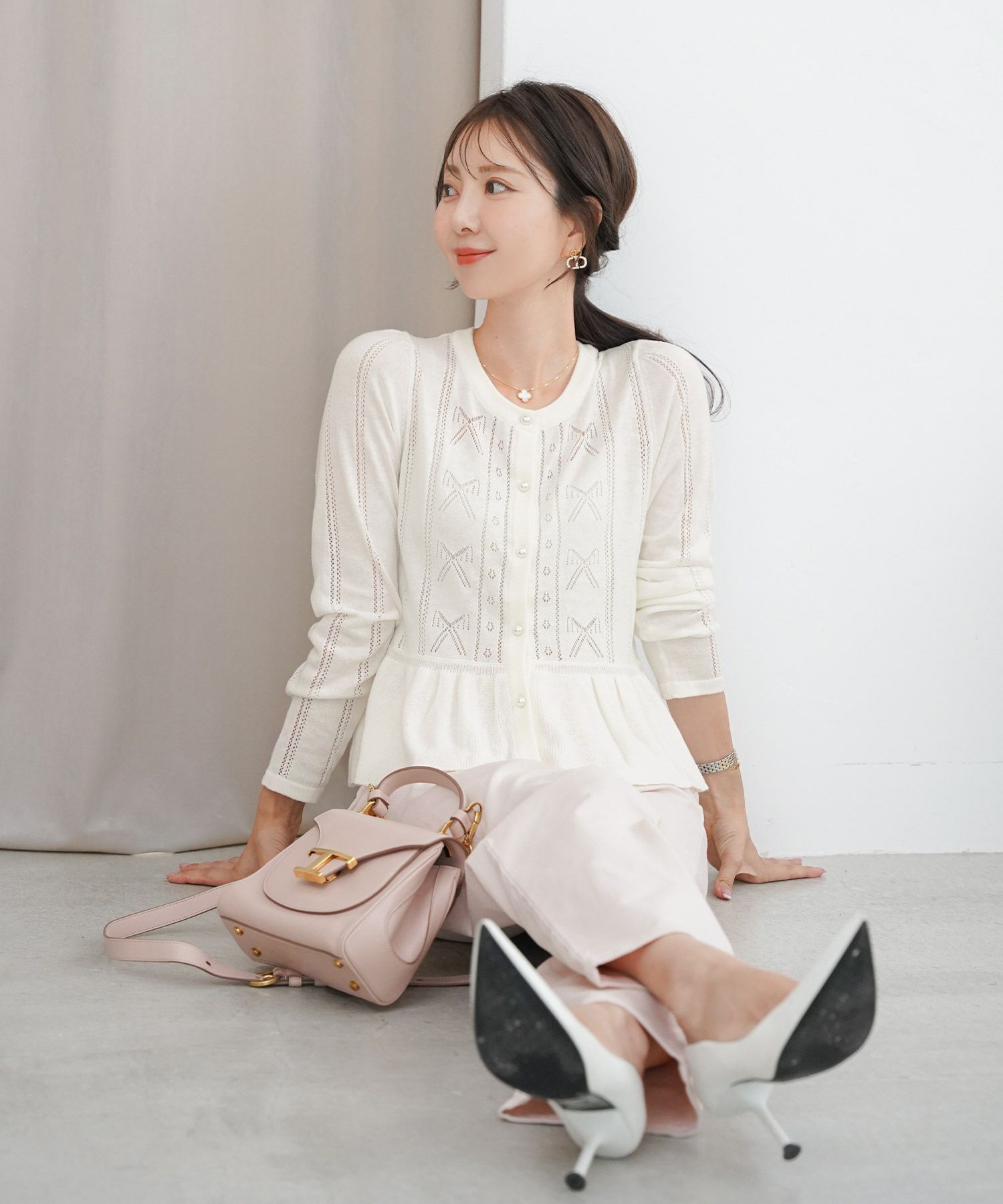 ニット カーディガン レディース 薄手 ハイゲージ クルーネック パールボタン アイレット リボン柄 フリル フラット袖 細見え パンツコーデ 透かし編み きれいめ 羽織り 上品 春 夏 秋 ニット 大人 かわいい フェミニン アイボリー チャコール ピンクベージュ モカ