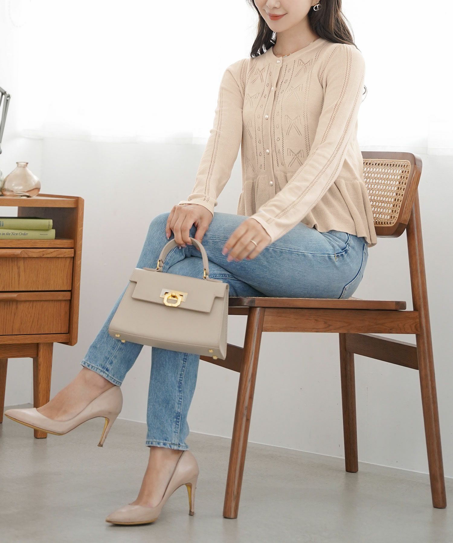 ニット カーディガン レディース 薄手 ハイゲージ クルーネック パールボタン アイレット リボン柄 フリル フラット袖 細見え パンツコーデ 透かし編み きれいめ 羽織り 上品 春 夏 秋 ニット 大人 かわいい フェミニン アイボリー チャコール ピンクベージュ モカ