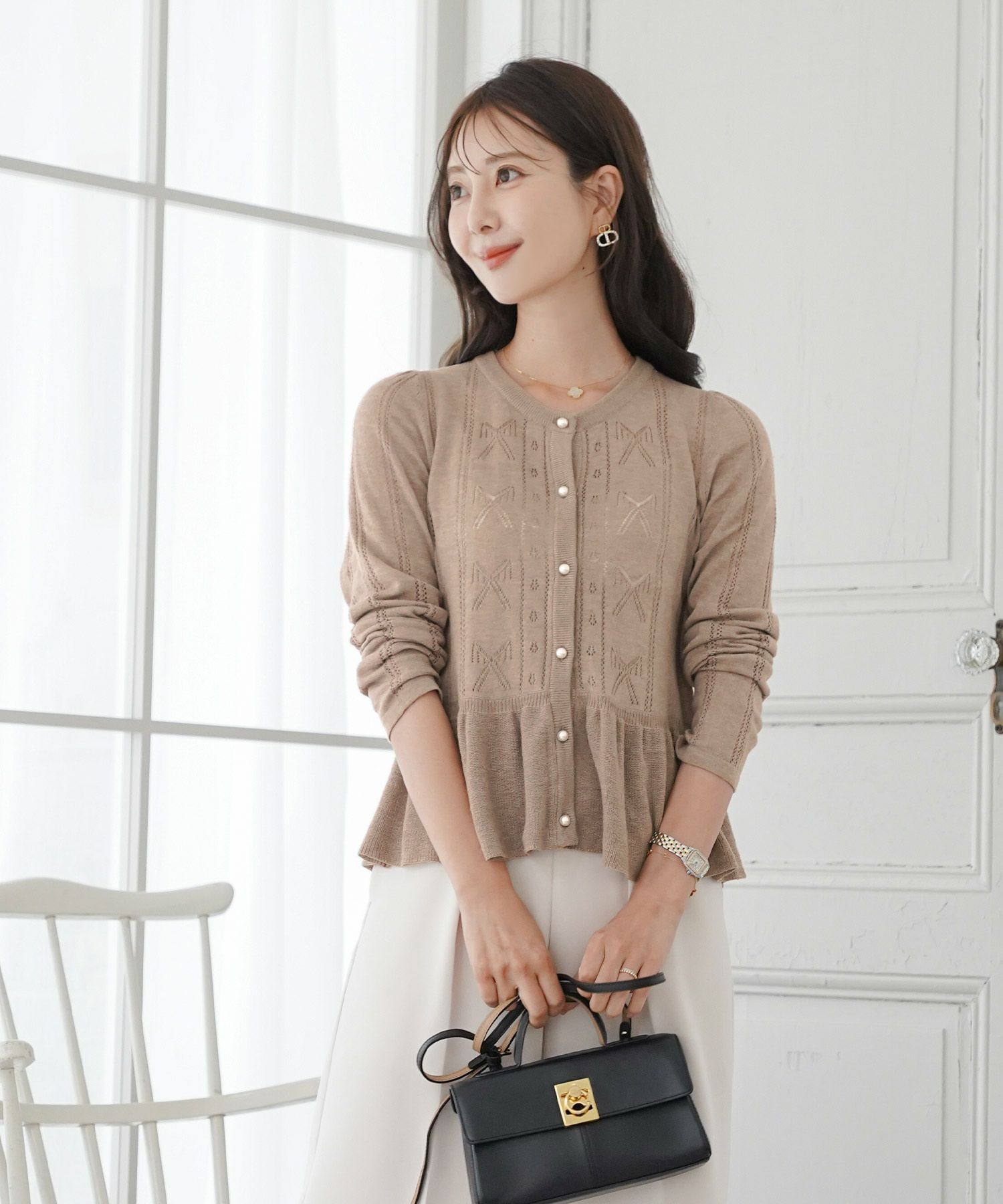 ニット カーディガン レディース 薄手 ハイゲージ クルーネック パールボタン アイレット リボン柄 フリル フラット袖 細見え パンツコーデ 透かし編み きれいめ 羽織り 上品 春 夏 秋 ニット 大人 かわいい フェミニン アイボリー チャコール ピンクベージュ モカ