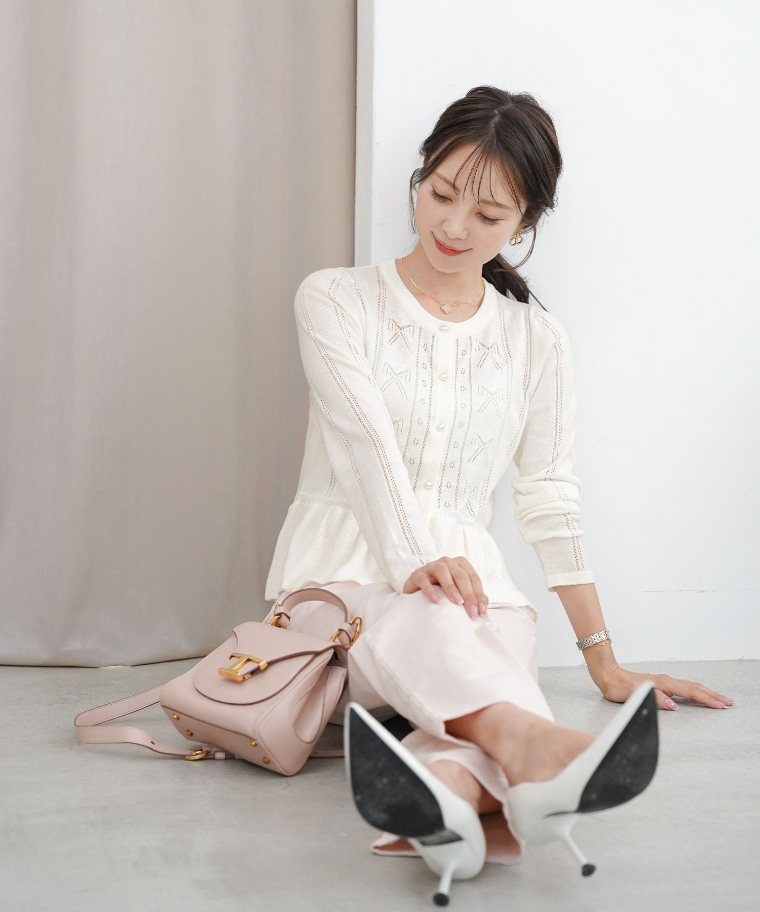 ニット カーディガン レディース 薄手 ハイゲージ クルーネック パールボタン アイレット リボン柄 フリル フラット袖 細見え パンツコーデ 透かし編み きれいめ 羽織り 上品 春 夏 秋 ニット 大人 かわいい フェミニン アイボリー チャコール ピンクベージュ モカ