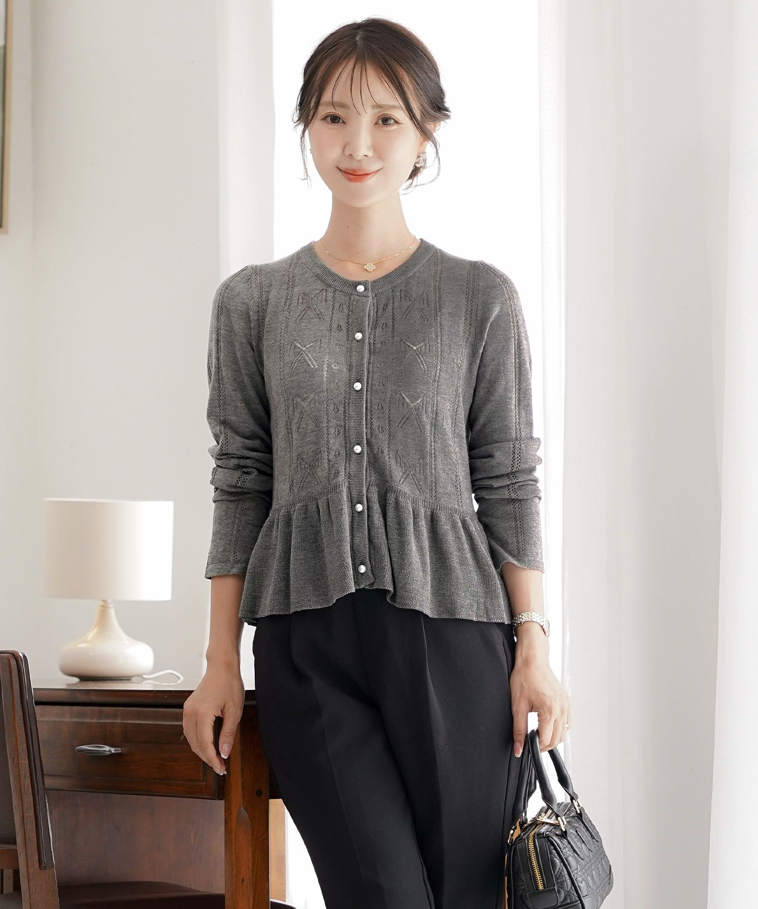 ニット カーディガン レディース 薄手 ハイゲージ クルーネック パールボタン アイレット リボン柄 フリル フラット袖 細見え パンツコーデ 透かし編み きれいめ 羽織り 上品 春 夏 秋 ニット 大人 かわいい フェミニン アイボリー チャコール ピンクベージュ モカ