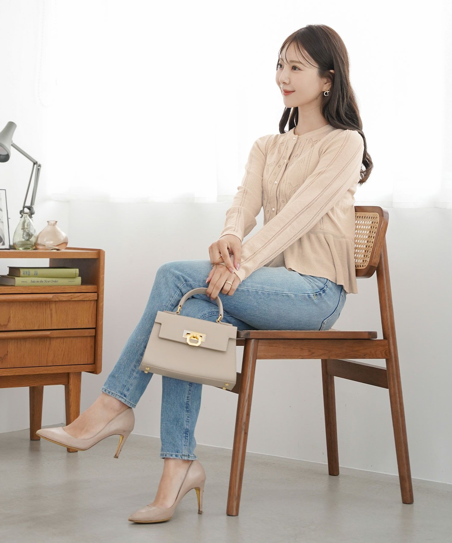 ニット カーディガン レディース 薄手 ハイゲージ クルーネック パールボタン アイレット リボン柄 フリル フラット袖 細見え パンツコーデ 透かし編み きれいめ 羽織り 上品 春 夏 秋 ニット 大人 かわいい フェミニン アイボリー チャコール ピンクベージュ モカ