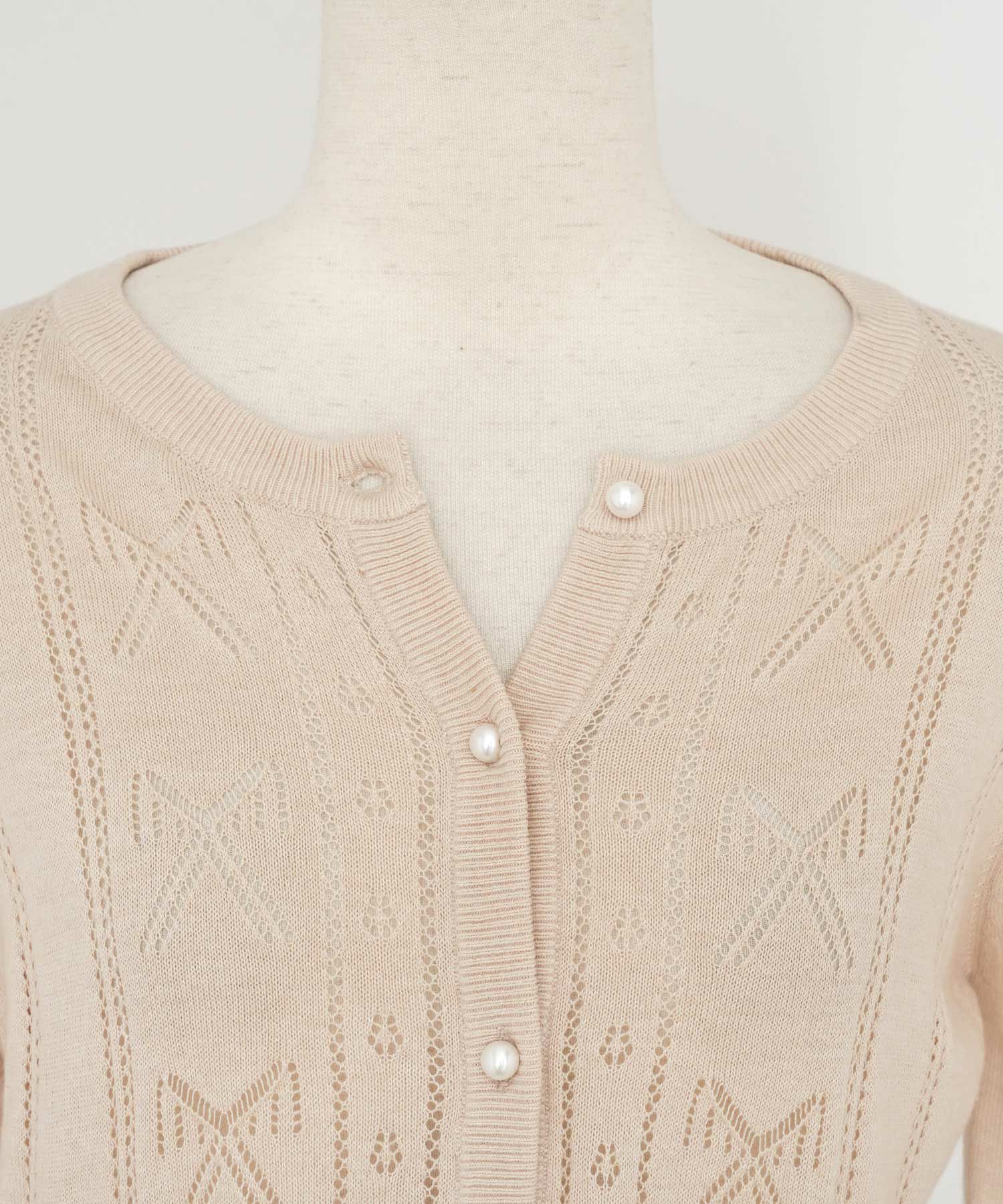 ニット カーディガン レディース 薄手 ハイゲージ クルーネック パールボタン アイレット リボン柄 フリル フラット袖 細見え パンツコーデ 透かし編み きれいめ 羽織り 上品 春 夏 秋 ニット 大人 かわいい フェミニン アイボリー チャコール ピンクベージュ モカ