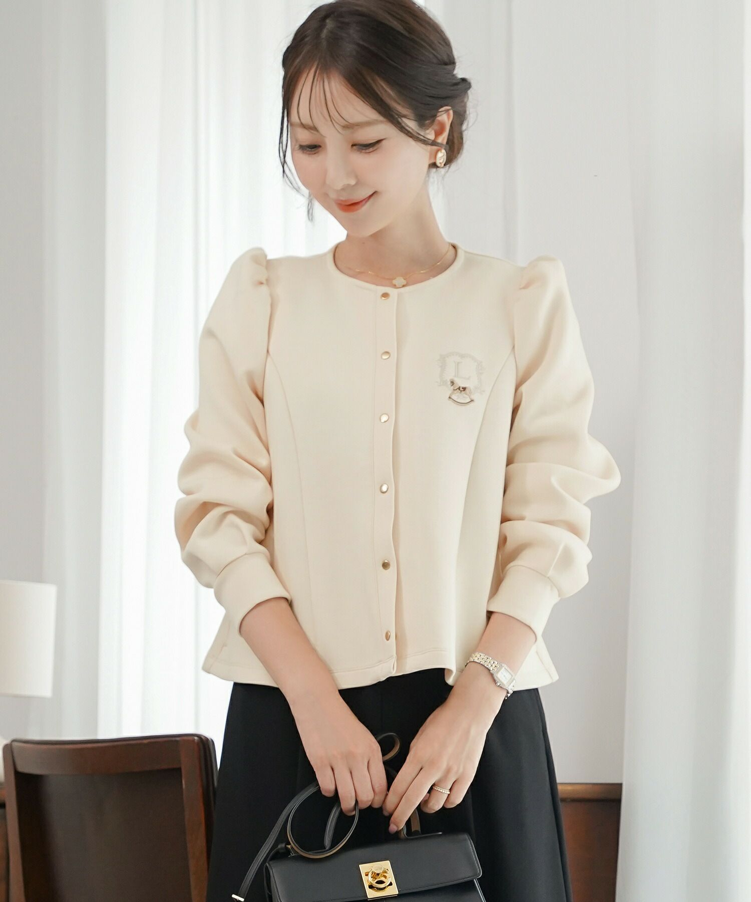 カーディガンレディースダンボールニットトップスクルーネックゴールドボタン木馬刺繍エンブレム刺繍フレアラインパネルライン袖口カフスパフスリーブスラッシュポケット羽織りトップス肩掛けリンク親子コーデ