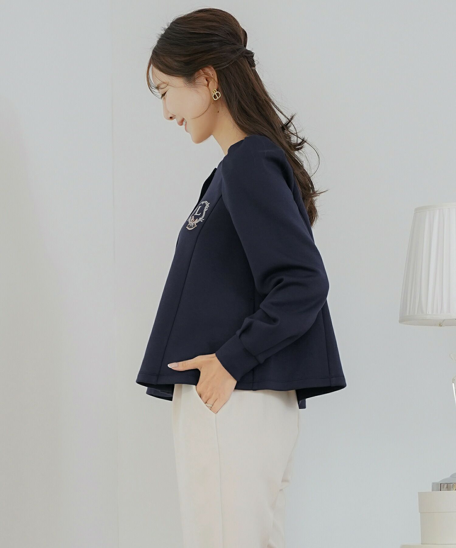 カーディガンレディースダンボールニットトップスクルーネックゴールドボタン木馬刺繍エンブレム刺繍フレアラインパネルライン袖口カフスパフスリーブスラッシュポケット羽織りトップス肩掛けリンク親子コーデ