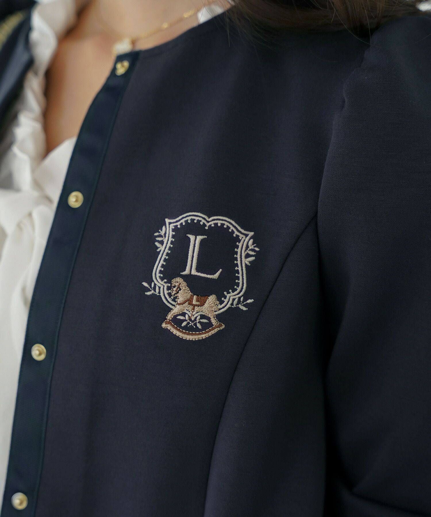 カーディガンレディースダンボールニットトップスクルーネックゴールドボタン木馬刺繍エンブレム刺繍フレアラインパネルライン袖口カフスパフスリーブスラッシュポケット羽織りトップス肩掛けリンク親子コーデ