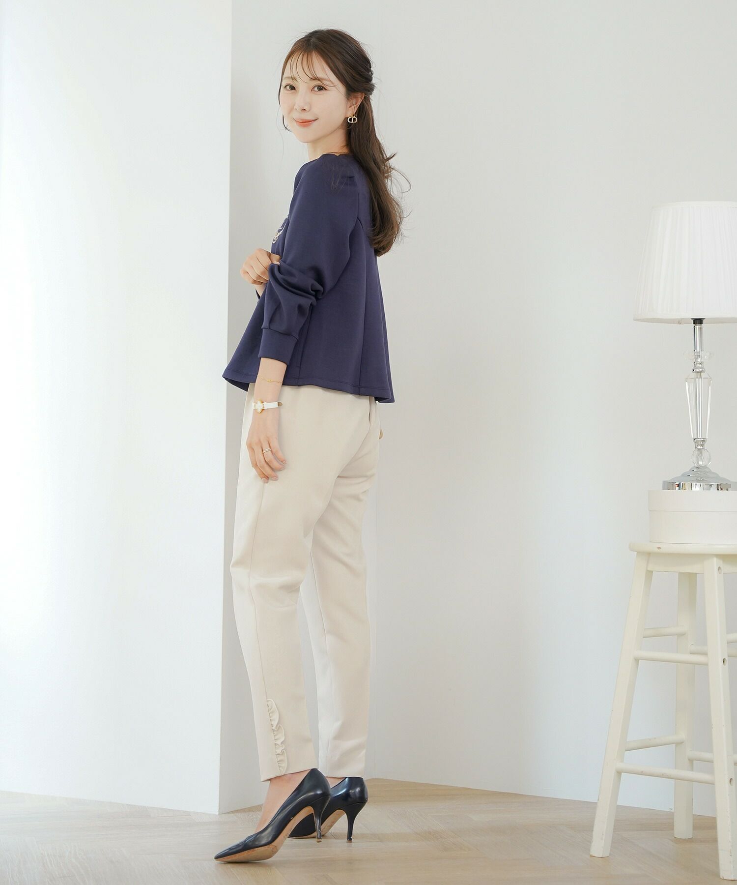テーパード パンツ レディース フリル サイドフリル 細身 美脚 ポケット付き 裏地付き アイボリー ベージュ ブラック 大人かわいい きれいめ シンプル 春 夏 秋 通勤 オフィス カジュアル ボトムス スリムパンツ フェミニン フリルパンツ 着痩せ 楽ちん