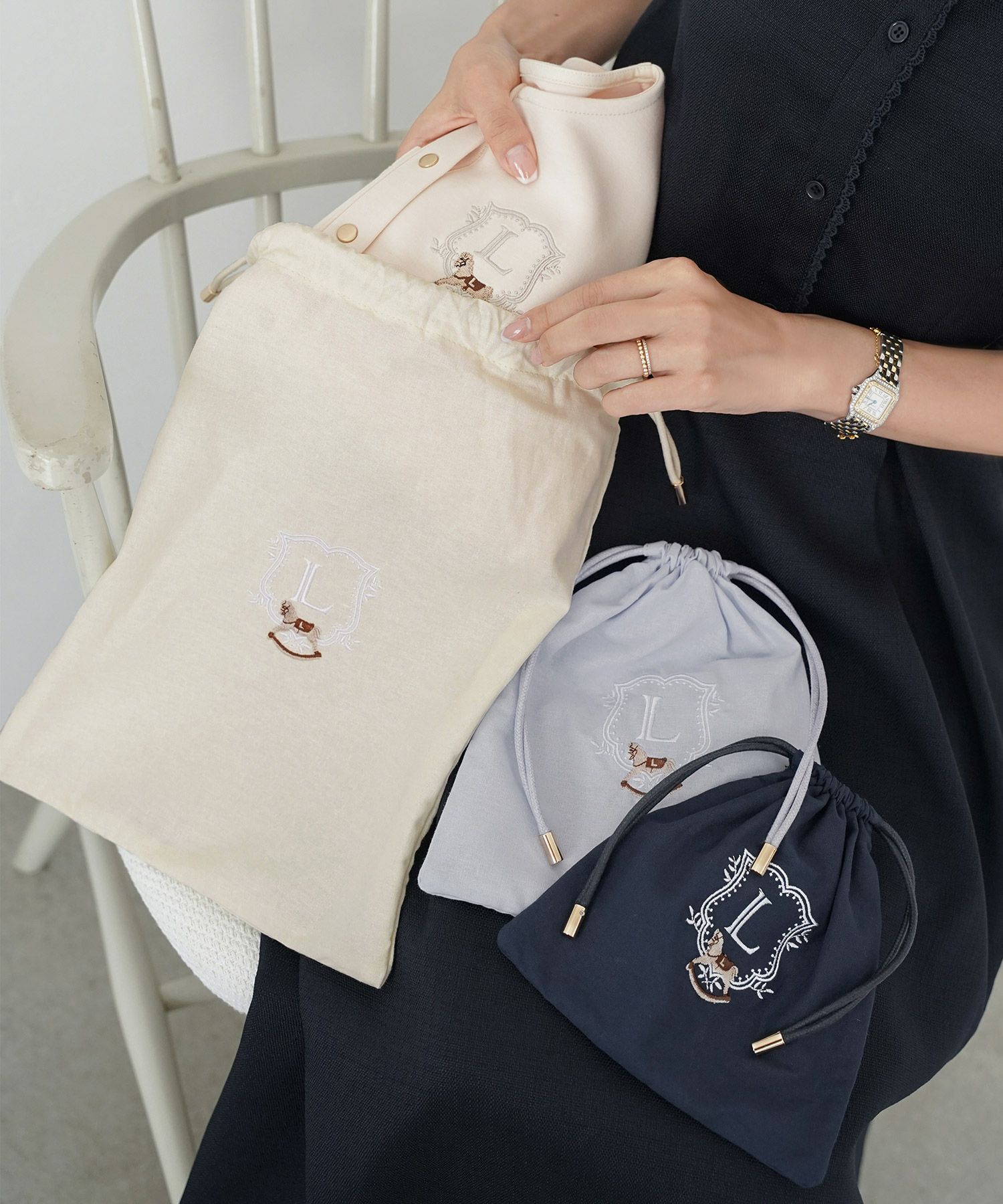 レディース小物ポーチ3点サイズSMLセット収納小分け多様巾着プレゼントギフト産前産後ママ子供木馬刺繍エンブレムフェミニン上品エレガントカジュアルピンクブルー女の子男の子オールシーズン