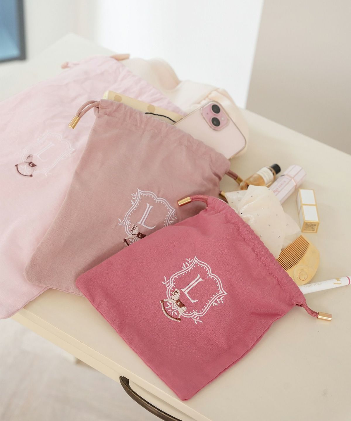 レディース小物ポーチ3点サイズSMLセット収納小分け多様巾着プレゼントギフト産前産後ママ子供木馬刺繍エンブレムフェミニン上品エレガントカジュアルピンクブルー女の子男の子オールシーズン