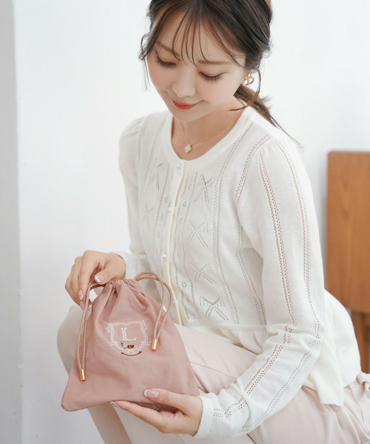 レディース小物ポーチ3点サイズSMLセット収納小分け多様巾着プレゼントギフト産前産後ママ子供木馬刺繍エンブレムフェミニン上品エレガントカジュアルピンクブルー女の子男の子オールシーズン