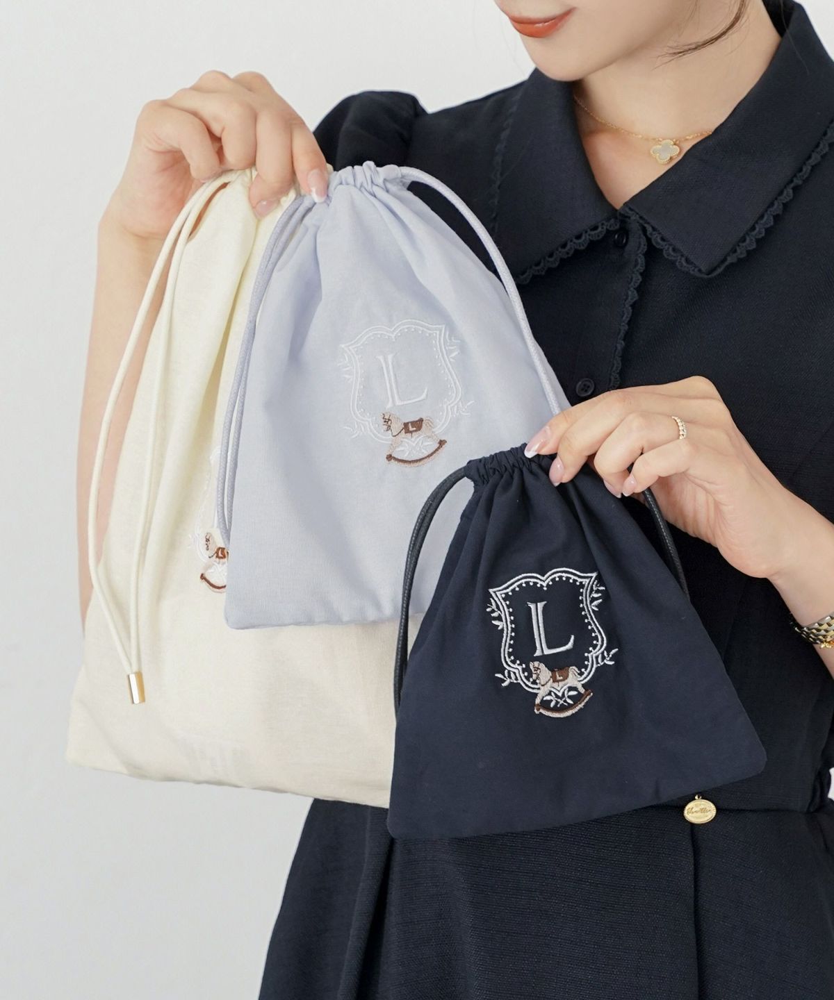 レディース小物ポーチ3点サイズSMLセット収納小分け多様巾着プレゼントギフト産前産後ママ子供木馬刺繍エンブレムフェミニン上品エレガントカジュアルピンクブルー女の子男の子オールシーズン