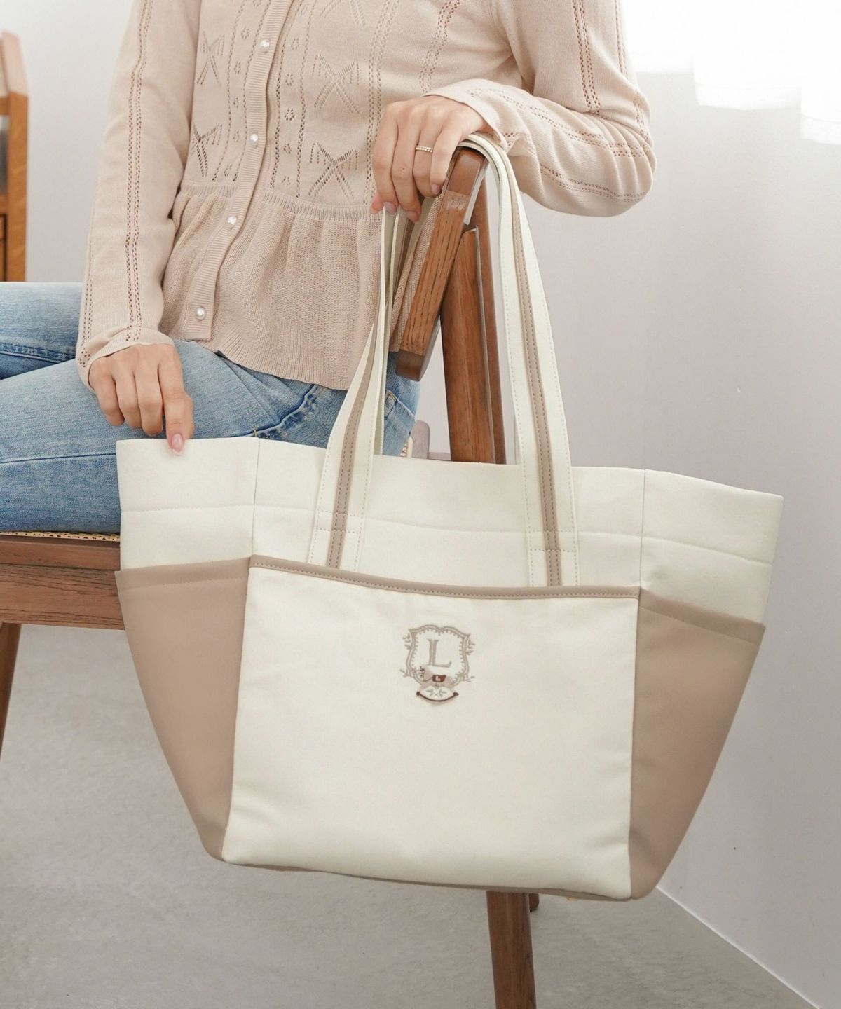 トートバッグレディースミディアム木馬刺繍エンブレム刺繍バッグ底鋲付き自立バッグおしゃれ通勤通学推し活バッグフェミニンバッグ上品バッグ軽量バッグ収納力マチありバッグA4きれいめデイリーバッグカジュアルバッグプレゼントバッグ春夏秋冬マママザーズバッグ