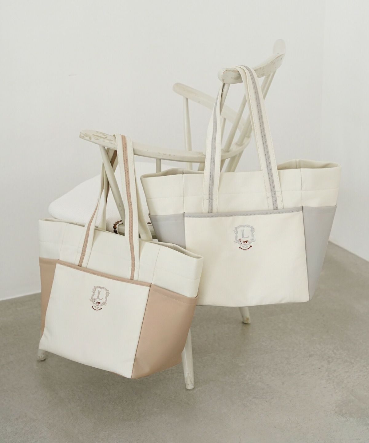 トートバッグレディースミディアム木馬刺繍エンブレム刺繍バッグ底鋲付き自立バッグおしゃれ通勤通学推し活バッグフェミニンバッグ上品バッグ軽量バッグ収納力マチありバッグA4きれいめデイリーバッグカジュアルバッグプレゼントバッグ春夏秋冬マママザーズバッグ